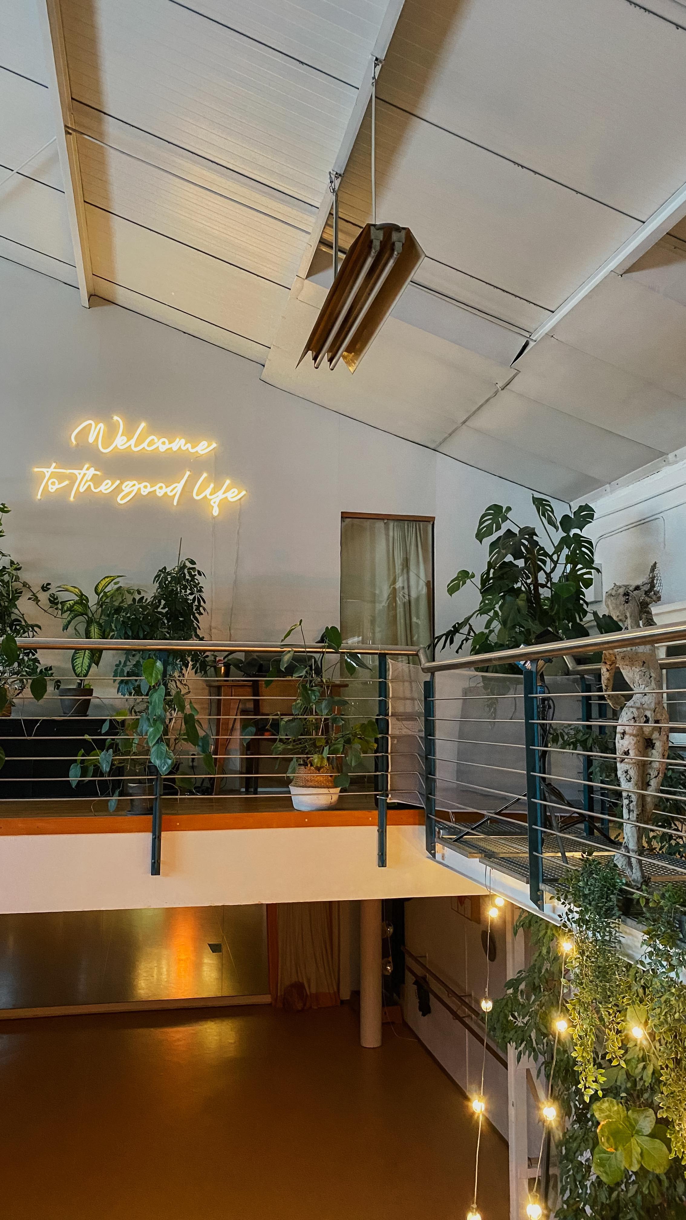mini throwback to our reflect & renew day retreat last weekend ⭐️??
Dieses Event gemeinsam zu geben, nicht nur als Yogalehrerinnen, sondern auch als enge Freundinnen war einfach besonders. Es war ein Tag gefüllt mit Yoga, Verbindung, Reflexion, Gemeinschaft aber auch genug Raum für Ruhe und Rückzug. Für ganz viel Leichtigkeit und die Freiheit einfach mal wieder zu sein. Den Genuss sich dem Flow des Tages hinzugeben, sich auszuleben auf der Matte und daneben. Dieser Tag hatte von allem ein bisschen - von Leere bis Fülle, von Gemeinschaft bis bei sich sein, von Stille bis fließen auf der Matte - war von allem was dabei. Jedes Event ist auf seine Weise besonders, aber auf einem Weg irgendwie immer eine Reise zu dir selbst.
Danke an alle die dabei waren und diesen Tag so besonders gemacht haben. Wir freuen uns sehr auf das nächste Jahr und viele weitere tolle Events & Retreats mit euch. ✨
Von Herzen,
Mirjam & Nina
#yogamünchen #münchenyoga #yogastudiomünchen #recap #weekend #friendship #retreat #mindfulness #dayretreat #yogadayretreat #yogaevent #yogapractice #yogateacher #yogainspiration