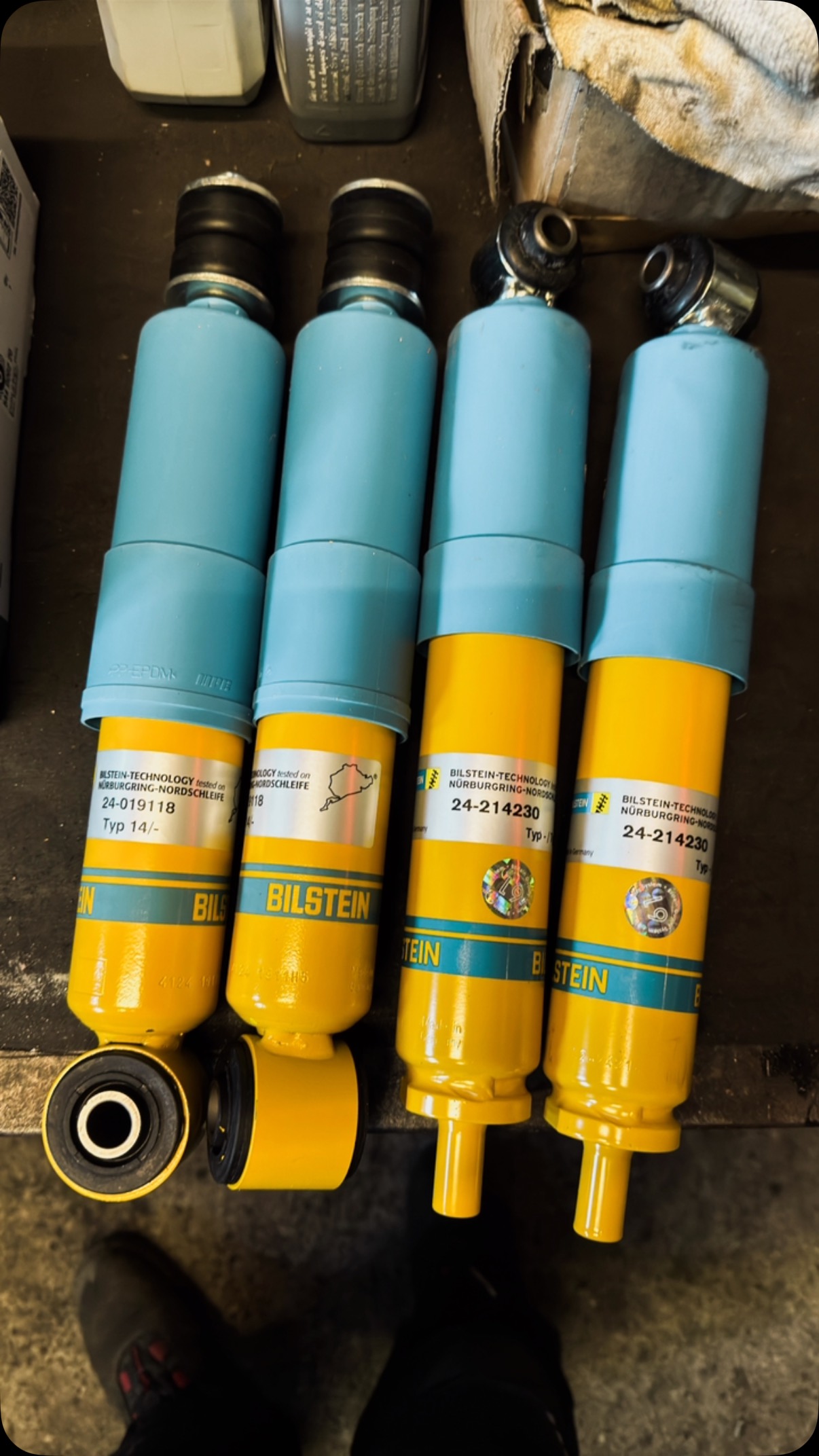 Nachdem einige Komponenten im Fahrwerk das zeitliche gesegnet hatten und ersetzt werden mussten, hat sich der Kunde für eine qualitativ hochwertige Höherlegung im VW T4 entschieden.
Wir haben ein Bilstein Seikel Fahrwerk verbaut.
#vwt4 #volkswagen #camper #campervan #camperlife #bilstein #höherlegung #bus #vornecruisenhintenschmusen #offroad