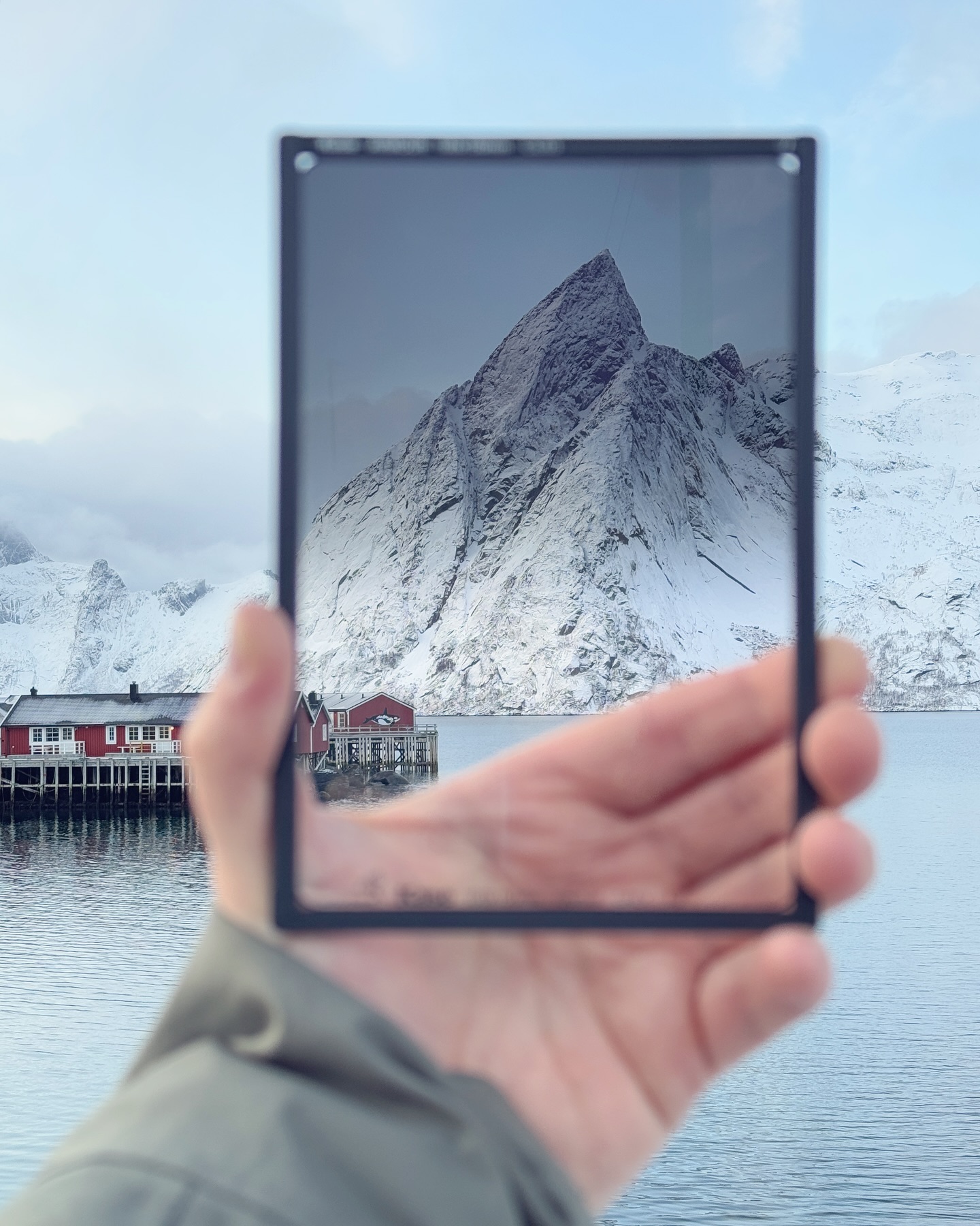 📸 Le Filtre GND : Bien plus qu’un outil pour la pose longue ! 🌅
Si tu penses que le filtre GND (Graduated Neutral Density) ne sert qu’aux poses longues, détrompe-toi ! Ce petit bijou est un allié précieux pour équilibrer l’exposition, même en prise de vue classique.
👉 Pourquoi l’utiliser ?
En photo de paysage, l’écart de luminosité entre le ciel et le sol est souvent trop important. Résultat : soit ton ciel est cramé, soit ton premier plan est trop sombre. C’est là que le filtre GND intervient en assombrissant uniquement la partie haute de l’image, pour une exposition parfaitement équilibrée, sans avoir à bidouiller en post-prod.
👉 Pose longue ou pas, ça change quoi ?
On l’associe souvent aux poses longues pour éviter un ciel surexposé, mais il est tout aussi utile pour les photos classiques ! Imagine un coucher de soleil flamboyant : avec un GND, tu préserves tous les détails du ciel et du paysage en une seule prise, sans HDR ni retouches complexes.
🧐 Sur l’image ci-dessus, la différence est flagrante !
À gauche et à droite, sans filtre : le ciel est très clair. Au centre, avec le GND : l’équilibre est parfait et donne du caractère à la prise de vue en assombrissant la montagne.
🚀 Astuce : Pour un rendu naturel, choisis un dégradé doux et ajuste l’orientation du filtre selon ta composition.
Et toi, tu l’utilises déjà en prise de vue classique ? 🤔👇