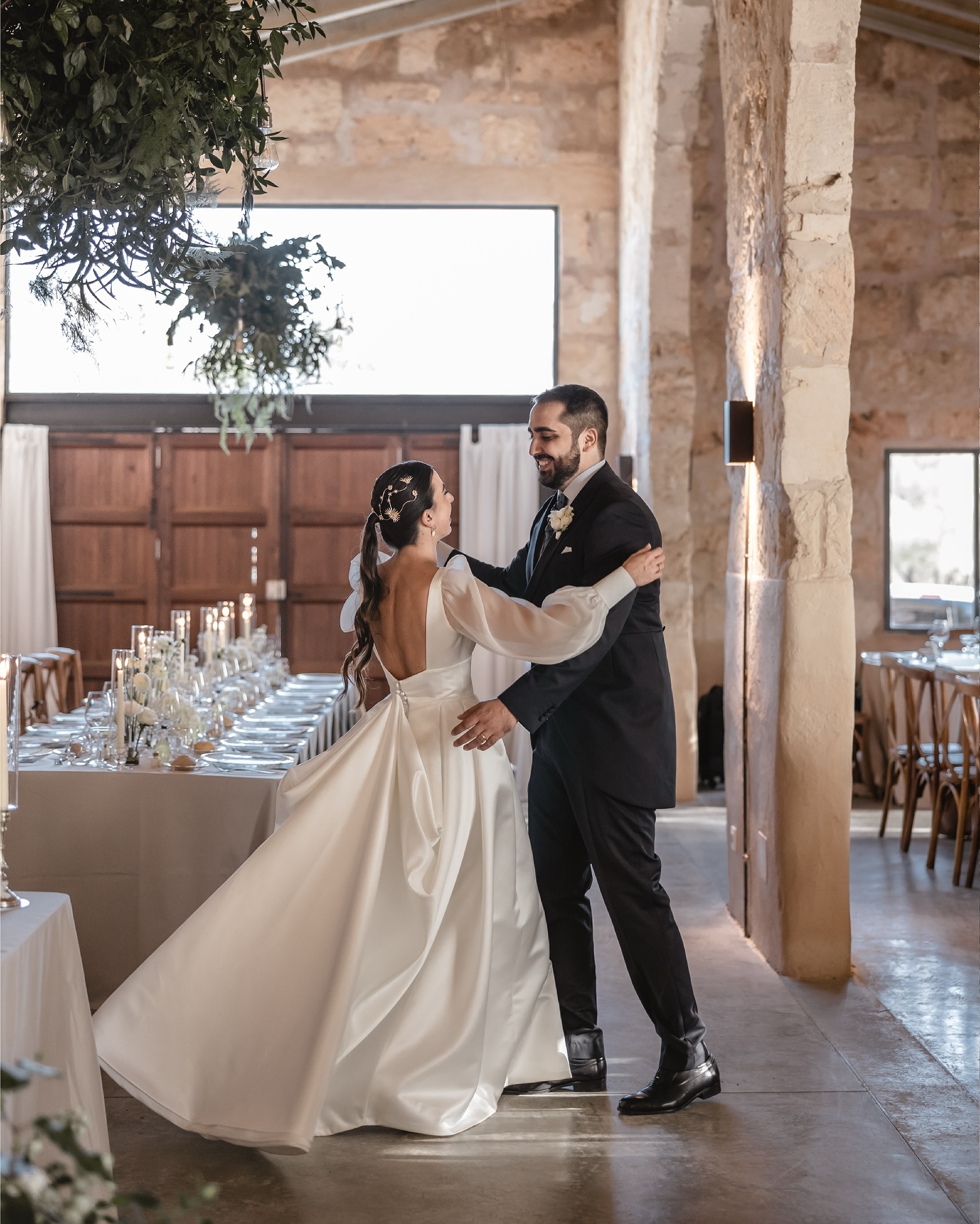 Hay bodas que marcan, también hay parejas que siempre recordarás. El amor no es solo un sentimiento, también es un arte ❤️
Wedding: @malditanovia
Foto: @priscalagunaphotographer
Vídeo: @semilla.films
Flor y deco: @bombillas_y_flores
Finca: @son_mesquida_nou
Catering: @totapunteventscatering
Maquillaje y pelo: @makeupanddreams
DJ y sonido: @lomusic.es @sebastiaribot
Vestido: @_y_comieron_perdices @jesuspeiroofficial
Fotomatón: @ris_box
Tocado: Tocados Art Joana
? www.priscalagunaphotographer.com
#WeddingPhotographerMallorca #WeddingDay #MallorcaPhotographer #PriscaLagunaPhotographer #MajorcaPhotographer #FotografoBodaMallorca #SonMesquidaNou #MallorcaWeddingDestination