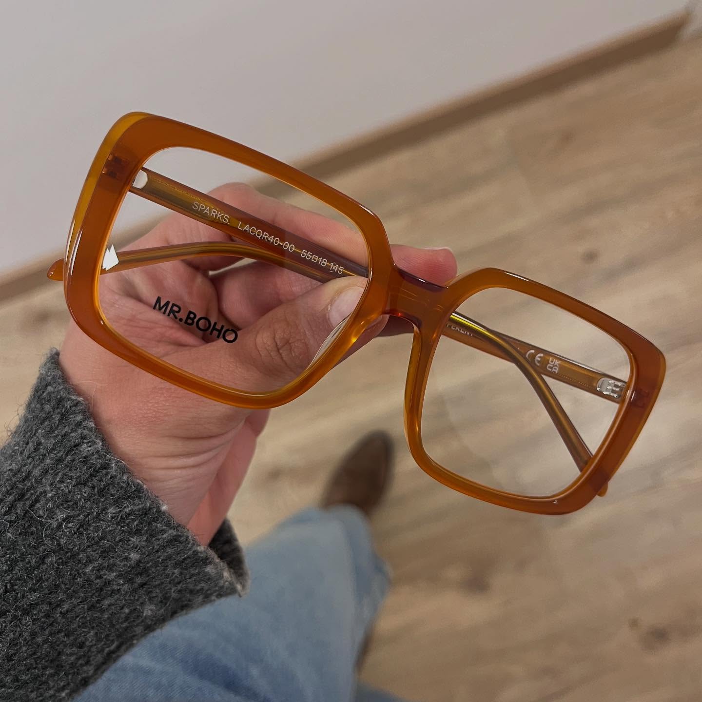 ✨? ¡El Carnaval ya está aquí y en nuestra óptica lo celebramos con mucho color! ??
Dale un toque vibrante y divertido a tu look con la nueva colección de Mr.Boho, llena de diseños atrevidos y colores que reflejan toda la alegría de esta temporada. ??️
Ven a descubrirlos y encuentra el modelo perfecto para brillar en cada fiesta. ¡Que el estilo nunca falte en el Carnaval! ??
? Visítanos en Centro Óptico Real XXI y deja que tu mirada se llene de color.
#CarnavalConEstilo #MrBoho #ColorYDiversión #NuevasTendencias