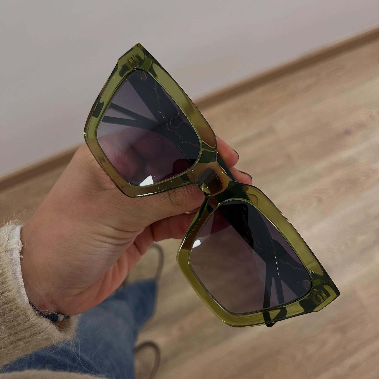 ?? ¡La primavera está a la vuelta de la esquina y con ella llegan muchas novedades! ??
Con el buen tiempo, también nos entran nuevos modelos de gafas de sol de diferentes marcas, llenos de color y estilo. Esta semana os enseñaremos algunos de los nuevos modelos de @zadigvoltaire ?✨
Todos son perfectos para graduar, porque ver bien también es tendencia ??. Y recuerda, una revisión al año es clave para cuidar tu visión. ¡Te esperamos! ? #PrimaveraConEstilo #GafasDeSol #zadigvoltaire