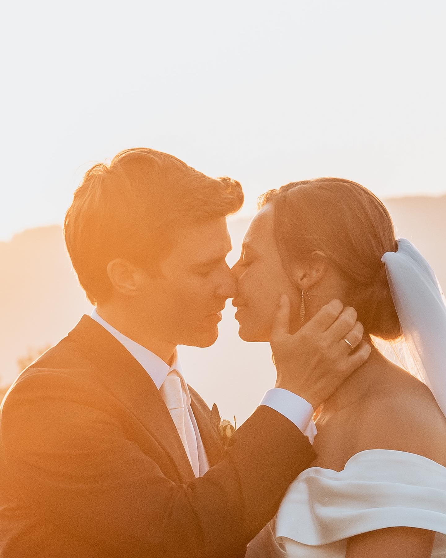 Captured in the magic of the late afternoon sun, this extraordinary shots at Castle Gurhof embodies the elegance of V+A‘s truly unforgettable wedding day 🤩
The last rays of sun just before the golden hour provided us with the perfect lighting - warm, magical and full of emotion. In general we love playing with lens flares to create an extraordinary atmosphere that perfectly captures unforgettable moments.
.
.
Aufgenommen im Zauber der späten Nachmittagssonne, verkörpern diese außergewöhnlichen Aufnahmen bei Schloss Gurhof die Eleganz des wahrhaft unvergesslichen Hochzeitstages von V+A 🤩
Die letzten Sonnenstrahlen kurz vor der goldenen Stunde sorgten für das perfekte Licht – warm, magisch und voller Emotionen. Generell lieben wir es, mit Lichteinstrahlungen zu spielen, um eine außergewöhnliche Atmosphäre zu schaffen, die unvergessliche Momente perfekt einfängt.
.
.
.
.
.
#WeddingPhotography #BrideAndGroom #WeddingInspiration #LuxuryWedding #GoldenHourWeddings#austriaweddingphotographer #austrianweddingphotographer #woerthersee #wörthersee #kärnten #veganweddingphotographer #hochzeitsfotografösterreich #pärchenfotos #hochzeitsfotografkärnten #nikondach #wörtherseehochzeit #destinationwedding #kayaandclark