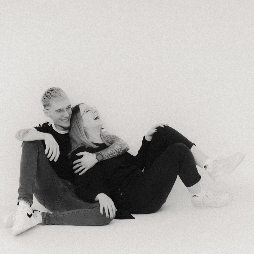 Paarshooting im Studio ?
Ein richtig tolles Shooting im Studio. Gerade Paare fotografiere ich eher draußen. Die beiden wollte aber gerne schlicht mit weisem Hintergrund. Ich liebe dieses Ergebnis ? wie findet ihr es ?
An diesem Tag ging es nicht nur um das Paar sondern auch um die Ringe. Ein Tag danach wurde nämlich geheiratet ?
Und hier geht es jetzt kurz in die Anfänge meiner Fotografie. Ich hatte noch mit Gimp meine Fotos versucht zu bearbeiten. Der Matze hat selber viel fotografiert und mir dann alles gezeigt wie Lightroom und die Kamera funktioniert und einige Skills. Gemeinsam sind wir dann los gezogen und haben eine Fussballmannschaft fotografiert.
Für das bin ich unglaublich dankbar.
Vorallem noch viel mehr das ich ihr das Vertrauen hatte und ich diesen besonderen Moment festhalten durfte.
Ich danke euch beiden sehr ??
#paarshooting #couplegoals #love #couple #paarfotografie #liebe #wedding #p #coupleshoot #coupleshooting #fotoshooting #fotografie #belovedstories #photography #paar #shooting #portrait#couplephotography #verliebt #hochzeitsfotos #authenticlovemag #untermeitingen #kaufering #landsbergamlech #bayern #bavaria #lecheld #paare#verlobungsshooting #verlobung