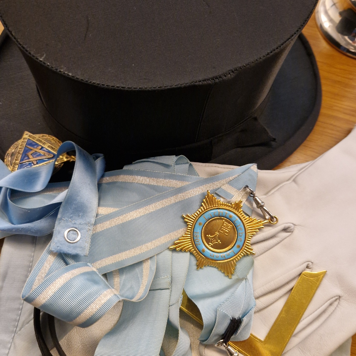 Mit vielen Gästen aus nah und fern begingen wir gestern würdig unser 123. #Stiftungsfest. Anschließend feierten wir diesen besonderen Tag unserer Freimaurerloge Herder ausgiebig mit einer Stiftungsfesttafelloge im großen #Saal.
#freimaurer #freemason #freimaurerbremen #bremerlogenhaus #bruderkette #selfcare #selbsterkenntnis #sinnbild #bremen #Freimaurerei #freimaurerlogeherder #Gäste #guest