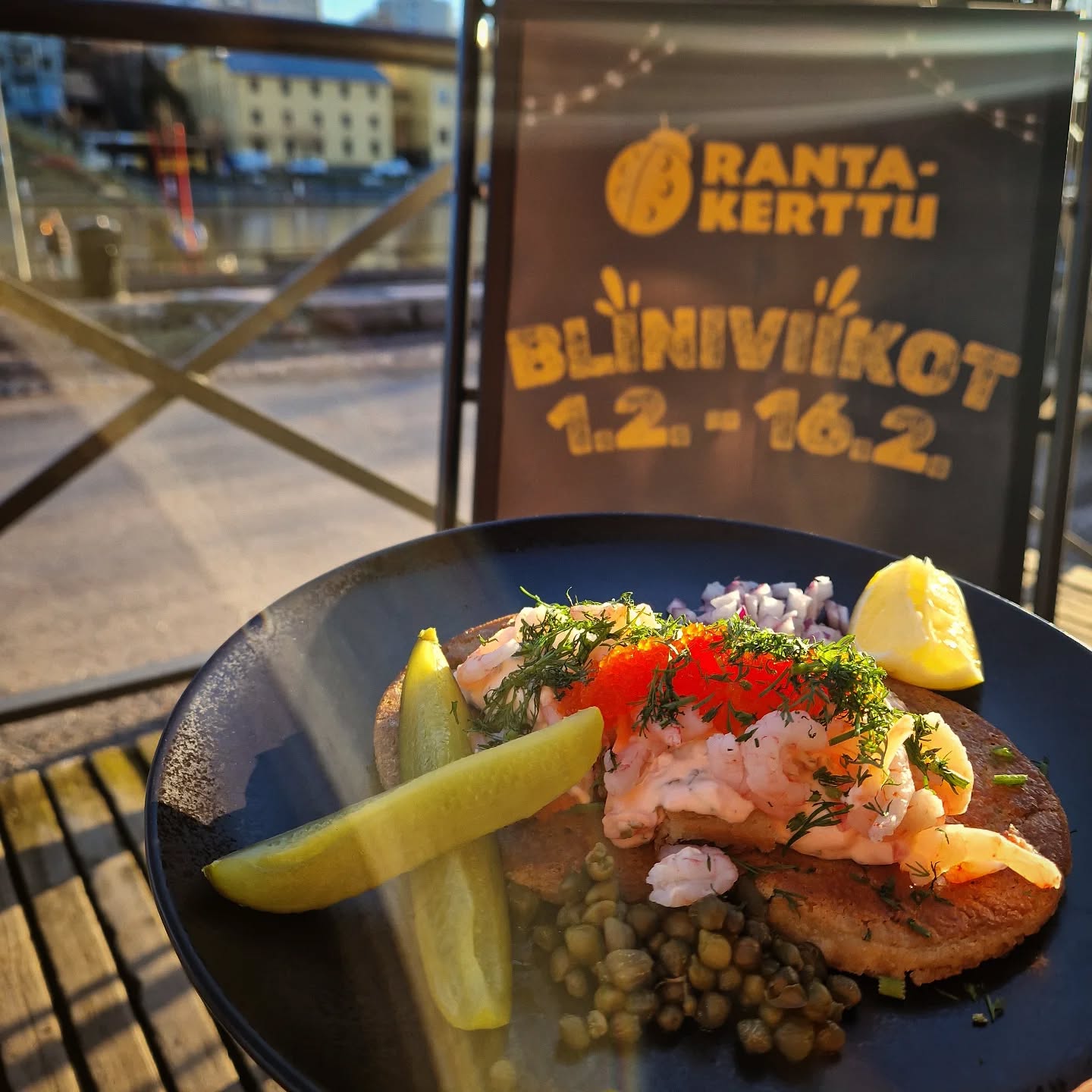 Nyt ne on täällä!
Tervetuloa blinille tai parille 1.2.-16.2. ?
Vaihtoehtoina Caviart+smetana, katkarapuskagen tai kylmäsavulohi+smetana.
P.S. Blinit on valmistettu tattarijauhosta, joka ei sovellu keliaakikolle. Kaikki blinit ovat laktoosittomia.
#ьлины #blini #linni #bliniviikot #ravantit #perheravintola #perheyritys #rantakerttu #jokiranta #aurajoki #vierasvenesatama #föri #förinkupeessa #turku #åbo