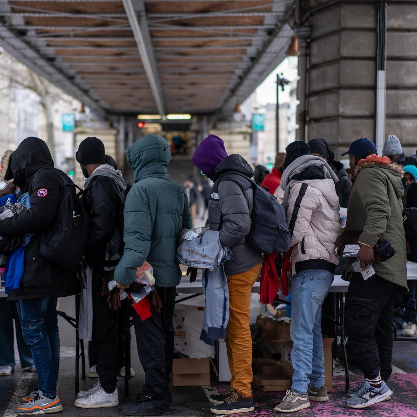 Dimanche dernier, nous étions à Stalingrad pour une maraude grand froid, apportant un peu de chaleur à ceux qui en ont le plus besoin. ❄️?
Nous avons pu distribuer vêtements chauds, kits d’hygiène, couvertures de survie et de quoi se réchauffer: cookies, cupcakes, crêpes, thé et café. ☕
Un immense merci à tous les bénévoles qui rendent ces actions possibles. ?
? @byronmjk_ @asmaabellay
#Solidarité #Maraude #safaassociation