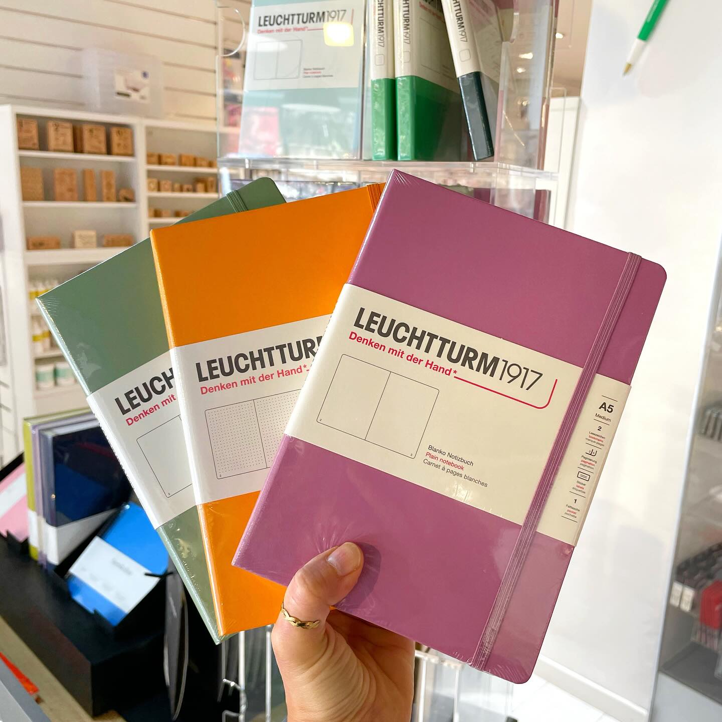 ❤️ Novedades ❤️
Nos han llegado los nuevos colores de las super libretas leuchtturm, con hojas blancas, con hojas de puntitos, para bocetos… Ven a descubrir todos los modelos y colores y… ¡gira nuestro nuevo expositor! ☺️
#grappscrapbooking #tienda #barcelona #libretas