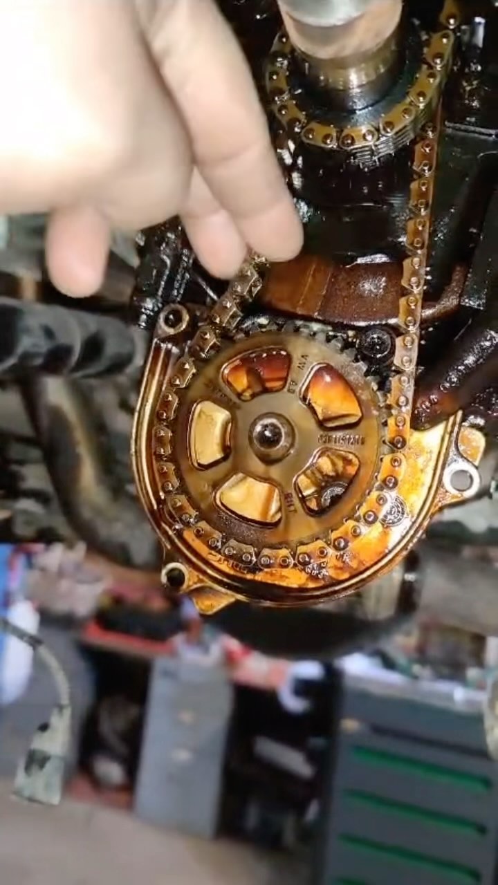Vorher ist das typische Rasseln der Steuerkette zu hören bis ausreichend Öldruck aufgebaut ist, damit Spannung anliegt. Gefahr von Motorschaden!
Zwei neue Ketten verbaut und Vergleichsvideo vom Startvorgang.
#volkswagen #caddy #vwcaddy #timechain #timingchain #steuerkette #steuerkettenwechsel #oelpumpe #repair #oilchange