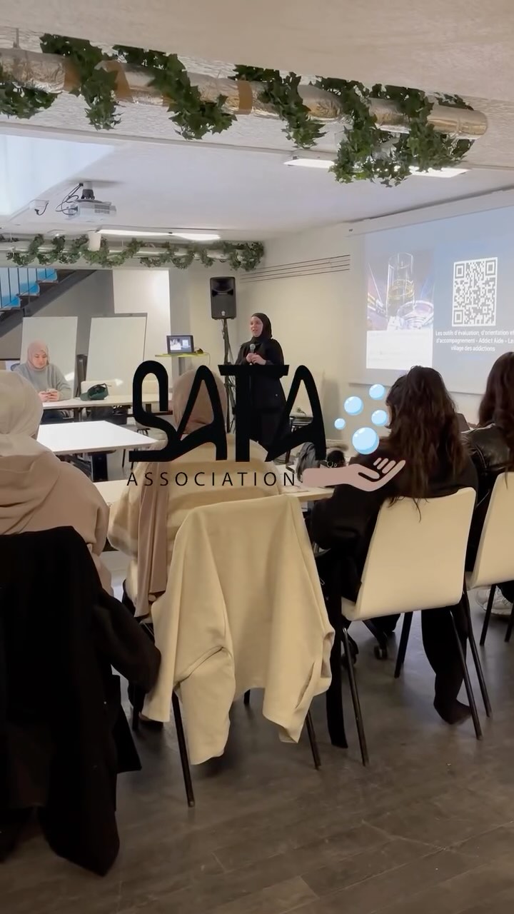 Ce samedi 15 février, à la @mieparis , nous avons abordé un sujet sérieux avec 10 étudiantes : les addictions et les dépendances, avec un focus sur les jeux d’argent ?.
Mais chez nous, apprendre ne veut pas dire s’ennuyer, alors on a rendu ça amusant et interactif avec un escape game !
? Mission du jour : Libérer Marie de ses chaînes, symbole de sa dépendance aux jeux d’argent.
?️♀️ Salle 1 : Déchiffrer des affiches pour récupérer le code de l’ordinateur et débloquer la suite du jeu.
? Salle 2 : Répondre à un questionnaire sur la dépendance pour obtenir des indices et avancer.
?⚕️ Salle 3 : Jouer le rôle de psy pour Marie et l’aider à comprendre son addiction, tout en lui proposant des solutions concrètes.
Après cette évasion réussie, pause déjeuner bien méritée !! (big up à @by.sawsvn et @ayatcook pour leurs dons ?).
L’après-midi, @cresus.asso et @macifassurances nous ont rejoints pour un atelier éducation financière à travers le jeu Dilemme ! Nos bénéficiaires ont appris à :
? Faire un budget (pour éviter le « Oh mince, j’ai plus de sous » à la fin du mois…)
? Épargner intelligemment (aka « Mettre de côté sans tout claquer en fast-food »)
⚠️ Gérer les imprévus financiers (parce que les galères ne préviennent jamais)
? Financer un projet & se faire plaisir sans culpabiliser.
Et pour clôturer la journée en beauté : distribution de coffrets beauté & kits d’hygiène grâce à @donsolidaires & @regleselementaires !
On apprend, on joue, on mange bien, et on repart avec de quoi prendre soin de soi :)