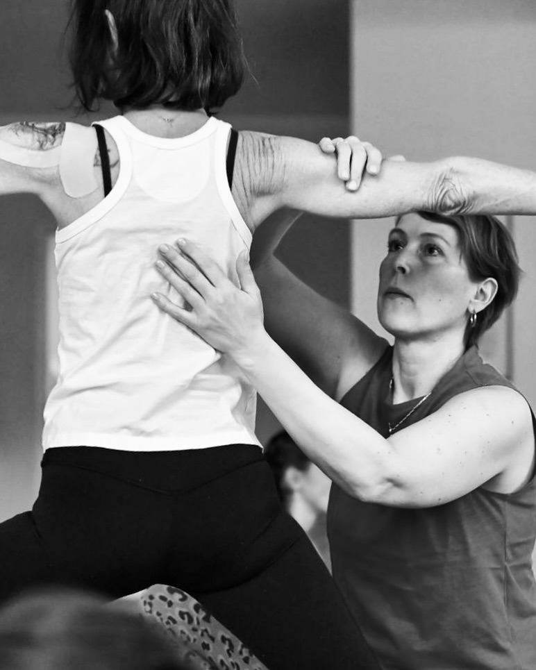 Yoga zu lehren bedeutet weit mehr, als nur körperliche Übungen anzuleiten. Es ist ein Beruf, der Wissen, Empathie, Kreativität und eine tiefe Verbindung zum Leben selbst erfordert.
?♀️Mentorinnen, Mentoren oder auch Begleitung:
Yogalehrende begleiten Menschen auf ihrem Weg zu mehr Achtsamkeit und innerem Gleichgewicht. Jede Schülerin und jeder Schüler bringt eine eigene Geschichte mit. Die Aufgabe besteht darin, zuzuhören, zu unterstützen und zu inspirieren.
?♀️Lebenslang Lernen:
Der Weg des Yoga endet nie. Yogalehrende bilden sich kontinuierlich weiter, vertiefen ihr Wissen und wachsen durch den Austausch mit anderen und eine beständige eigene Praxis.
?♀️Organisation und Unternehmensleitung:
Hinter den Kulissen steckt viel Engagement: Unterrichtskonzepte entwickeln, Workshops und Retreats organisieren, die eigene Selbstständigkeit führen – all das gehört zum Alltag. Das bedeutet manchmal auch 3 Monate am Stück kein freies Wochenende. Um halb elf am Abend Anfragen beantworten. Und danach noch schnell die Buchhaltung beim Steuerberater in Briefkasten schmeißen.
?♀️Seelsorge und Impulsgebung:
Yogalehrende erleben gemeinsam mit ihren Schüler:innen Höhen und Tiefen. Sie begleiten in herausfordernden Zeiten, motivieren, stärken und schaffen einen geschützten Raum für persönliche Entwicklung.
Die Freundschaften und Verbindungen, die hier entstehen, halten Jahrzehnte lang.
Der Beruf des Yogalehrenden ist vielseitig, tiefgründig und erfüllend – weit mehr als eine Tätigkeit, vielmehr eine Berufung.
?Was macht für dich einen guten Yogalehrer aus?
~~~~~~~~~~~~~~~~~~~~~~~~~~~~~~~~
ASHTANGA YOGA AYI • THAI YOGA •
YOGA MIT HERZ UND VERSTAND
UNTERRICHT • LED • MYSORE STYLE
YOGA TEACHER AUSBILDUNGEN
RETREATS • WORKSHOPS • WÜRZBURG
~~~~~~~~~~~~~~~~~~~~~~~~~~~~~~~~
pic @mamma.mella ?
#YogaTherapie #GanzheitlicheGesundheit #NatürlichHeilen #yoga #KörperUndGeist #ashtangayoga #yogatherapieausbildung #yogadoc #ashtangayogainnovation #juliaduester #AshtangaYoga #Atembewusstsein #UjjayiBreath #YogaPhilosophie #pranayama
#YogaGrundlagen #VinyasaCount #YogaPhilosophie #TraditionellerYoga #YogaWeiterbildung