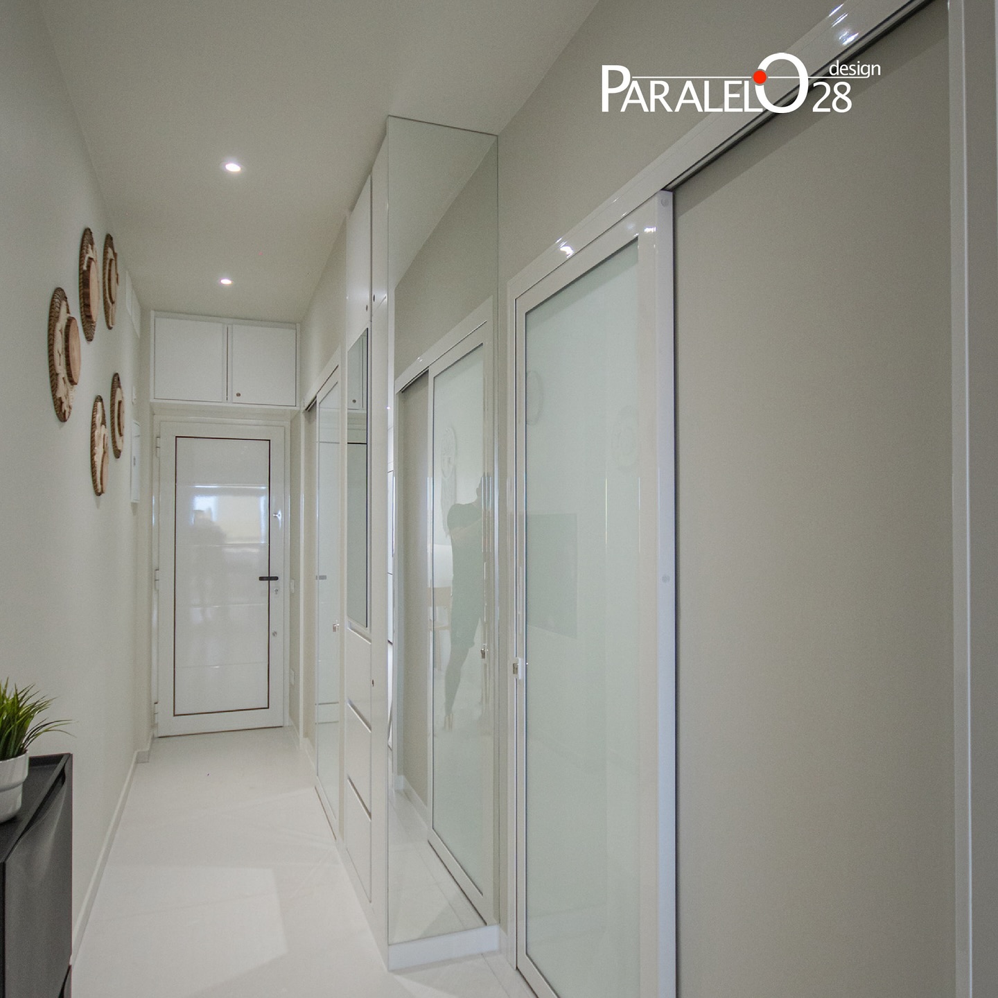 De espacio a hogar: una transformación con alma
Un espacio redefinido, donde cada partición se transformó para dar vida a un hogar más amplio, funcional y armonioso. Con el doble de baños y habitaciones de lo que nos encontramos, este apartamento respira amplitud y equilibrio. La base neutra, con paredes en blanco crema, envuelve cada rincón en calidez. Las puertas correderas de aluminio blanco y cristal mate, los cuarzos de baños y cocina se funden con el entorno, mientras que los muebles blancos aportan ligereza, dejando el espacio limpio y etéreo. Pero es en los detalles donde la casa cobra vida: el toque personal del dueño ha convertido nuestro diseño en su hogar, impregnándolo de color, carácter y alma, porque el mejor diseño es aquel que se transforma en parte de quien lo habita.
#InteriorDesign #Arquitectura #HomeTransformation #DiseñoDeInteriores #Minimalismo #EspaciosConAlma #Decoración #HogarPerfecto #DiseñoFuncional #EspaciosLimpios #silestone @cocinasdogar @vetalov_carpinteros @atikaceramicas @azgrupos_reformas_integrales @iluxol