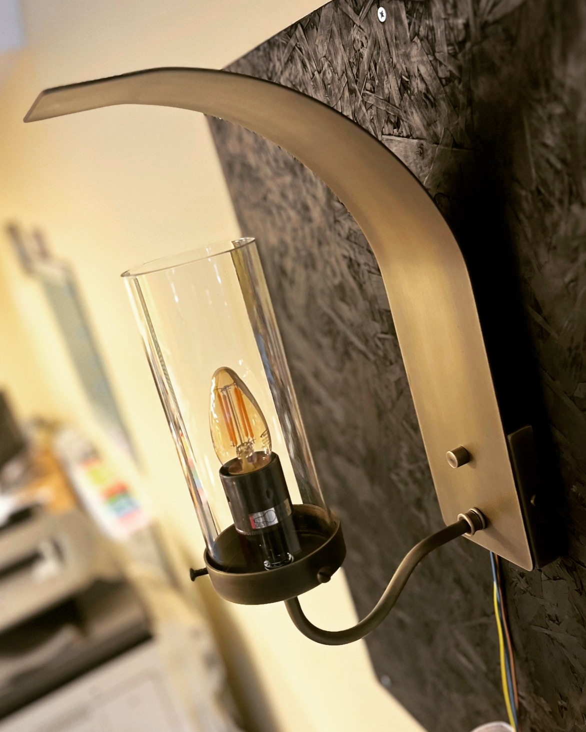 This wall light has a truly elegant, contemporary appearance thanks to its curved brass sheet design and decorative features, the brass has also been refined to give the wall light an aged / antique appearance. Watch as we test this fitting using a warm Edison candle bulb.
#lighting
#bespokelighting
#lightingmanufacturer
#publighting
#ukmanufacturing
#hotellighting
#leisurelighting
#interiordesign
#hospitalitylighting
#restaurantlighting