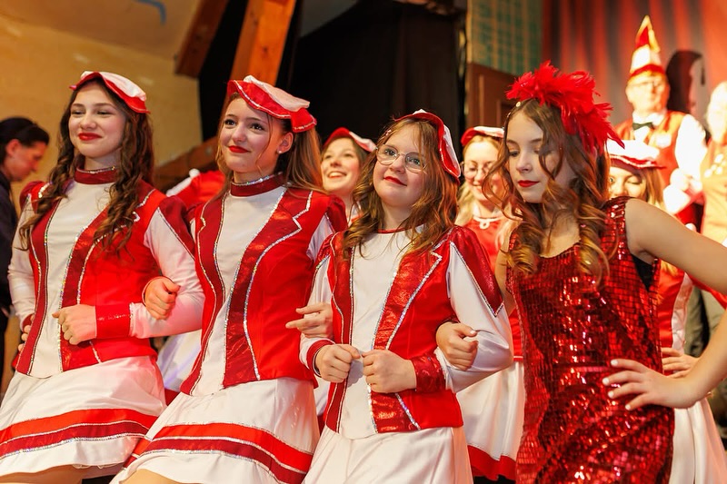 ☘? Paul ist wieder wach – und die ersten Bilder sind fertsch! ?
Hallo Freunde,
nach ein paar Tagen wohlverdientem Schlaf ? kann ich endlich wieder klar sehen – und was für ein Anblick! Die schönsten Bühnenmomente unseres Programms hab ich mir gerade mal angeschaut und ich freue mich, dass ich sie heut mit Euch teilen kann.
Ein großes Dankeschön geht an Fotograf @Thomas Glaubitz, der es wieder geschafft hat, so viele Emotionen mit seiner Kamera einzufangen. Einfach herrlich. ?
?Während für die anderen Faschingsclubs jetzt die heiße Phase beginnt, lehnen wir uns (fast) entspannt zurück – denn unsere Saison ist geschafft! Inspiriert von