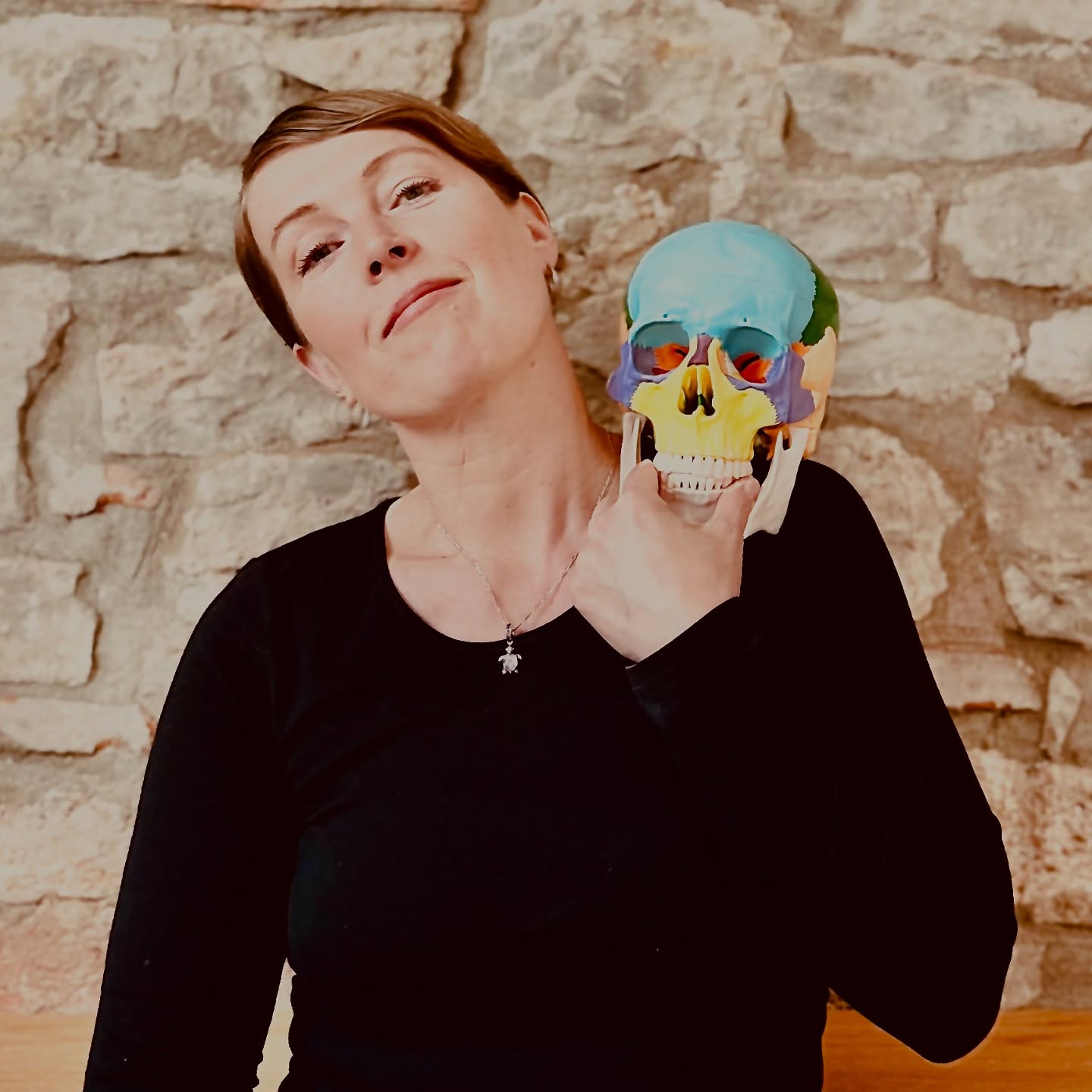 ? FACE. BODY. GLOW. ?
- Yoga für natürliche Ausstrahlung & Balance
21.03. - 13.06.2025 | ONLINE @ashtangayoga.info
Körpertraining kennt jeder – aber was ist mit dem Gesicht? Face. Body. Glow. verbindet ganzheitliche Bewegung mit gezieltem Face Yoga, osteopathischen Techniken und craniosakralen Impulsen. Denn Gesicht und Körper existieren nicht getrennt – Haltung, Mimik und Muskelspannung beeinflussen sich gegenseitig.
Was erwartet Dich in meiner Yoga Klasse?
- Tiefgehende Übungen für die Mimik- und Halsmuskulatur
- Lymphaktivierung für eine strahlende, frische Ausstrahlung
- Ganzheitliche Bewegungen für Aufrichtung & Leichtigkeit
- Entspannungstechniken für innere und äußere Balance
Inspiriert durch mein Studium an der Vitaplastica Academy in Moskau verstehe ich Ganzheitlichkeit in der Yogapraxis heute noch ein bisschen anders. Diese Stunde ist ideal für alle, die nicht nur ihren Körper kräftigen, sondern auch ihre Gesichtszüge entspannen und natürliche Verjüngung fördern möchten*. Erlebe, wie wahre Strahlkraft entsteht – von innen nach außen!
Ich freue mich, wenn auch Du lächelnd durch Dein Leben gehst!
*Bitte halte bei diesen Stunden einen Sektkorken, einen Bleistift und eine leichte Gesichtscreme oder Öl für kleine Massage-Einheiten bereit. Manchmal werden wir auch eine Wand zum Abstützen brauchen.
➡️ Anmeldelink: https://de.ashtangayoga.info/event/1821/FACE._BODY_GLOW.
?Termine:
Fr, 21.03.2025 15:00
Fr, 28.03.2025 15:00
Mi, 02.04.2025 12:00
Mi, 09.04.2025 12:00
Mi, 16.04.2025 12:00
Mi, 30.04.2025 12:00
Fr, 09.05.2025 15:00
Mi, 14.05.2025 12:00
Mi, 21.05.2025 12:00
Mi, 04.06.2025 12:00
Fr, 13.06.2025 15:00
~~~~~~~~~~~~~~~~~~~~~~~~~~~~~~~~
ASHTANGA YOGA AYI • THAI YOGA •
YOGA MIT HERZ UND VERSTAND
UNTERRICHT • LED • MYSORE STYLE
YOGA TEACHER AUSBILDUNGEN
RETREATS • WORKSHOPS • WÜRZBURG
~~~~~~~~~~~~~~~~~~~~~~~~~~~~~~~~
#faceyoga #ashtangayoga #onlineyoga #ayimethod #mimikmuskulatur #lymphdrainage #yogamachtschön #würzburg #ulm #yogadeutschland #juliaduester #entspannung #facebodyglow