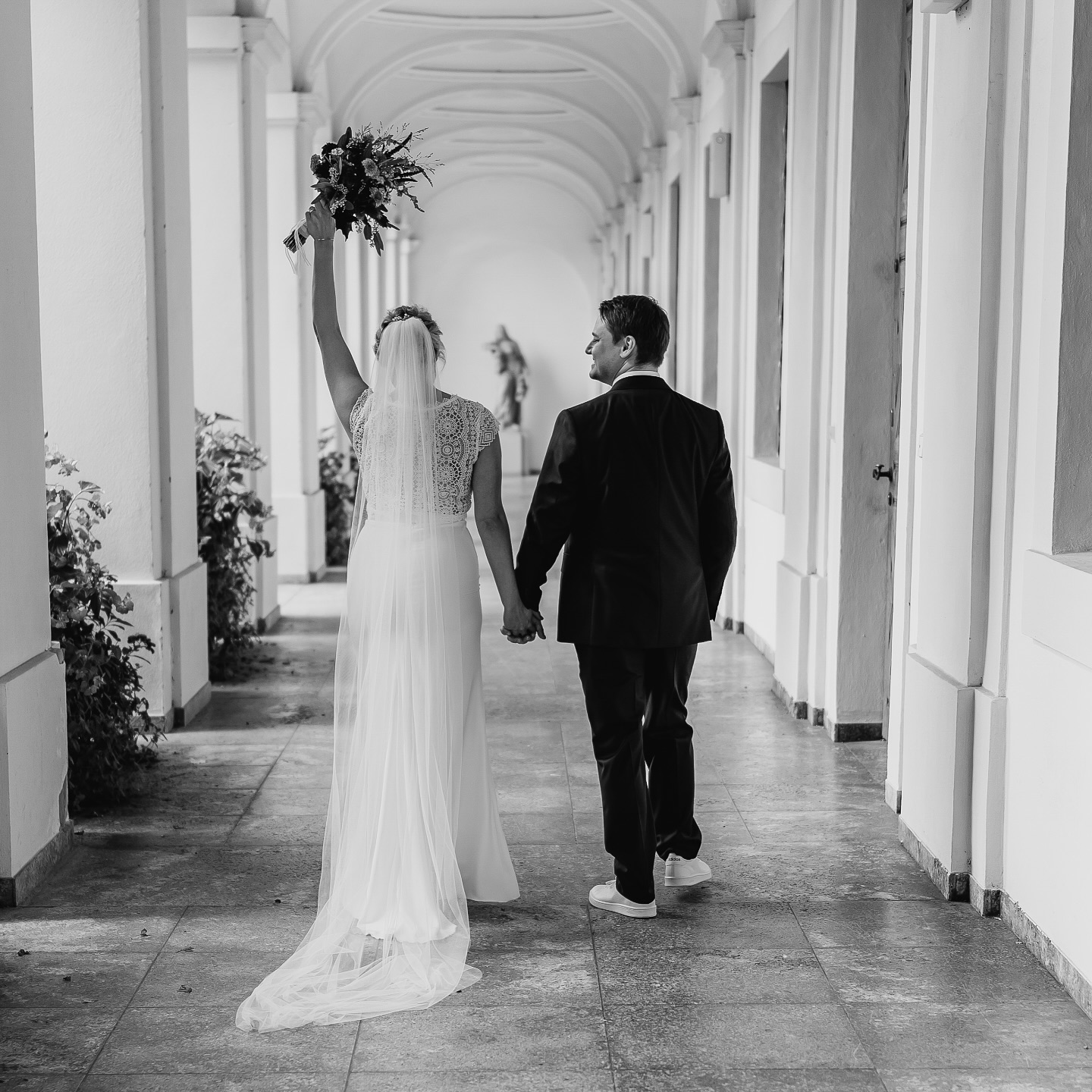 Die echten Momente festhalten ? Ich liebe es einfach in Bewegung zu fotografieren. Da bekommt man immer die echten Blicke und Emotionen. Ich freue mich sehr auf alle Hochzeiten die kommen ? der Kalender für 2025 füllt sich? danke für euer Vertrauen ??
#hochzeit #wedding #weddingvibes #standesamtlichetrauung#kirchlichetrauung#hochzeitskleid#hochzeitsstraus#blumen#landsbergamlech#augsburg #schwabmünchen #münchen #Allgäu #deutschland #germany #hochzeitslocation #bavaria#bride#braut#freietrauung#untermeitingen #weddingvibes #bridal #bride #groom #braut #bräutigam