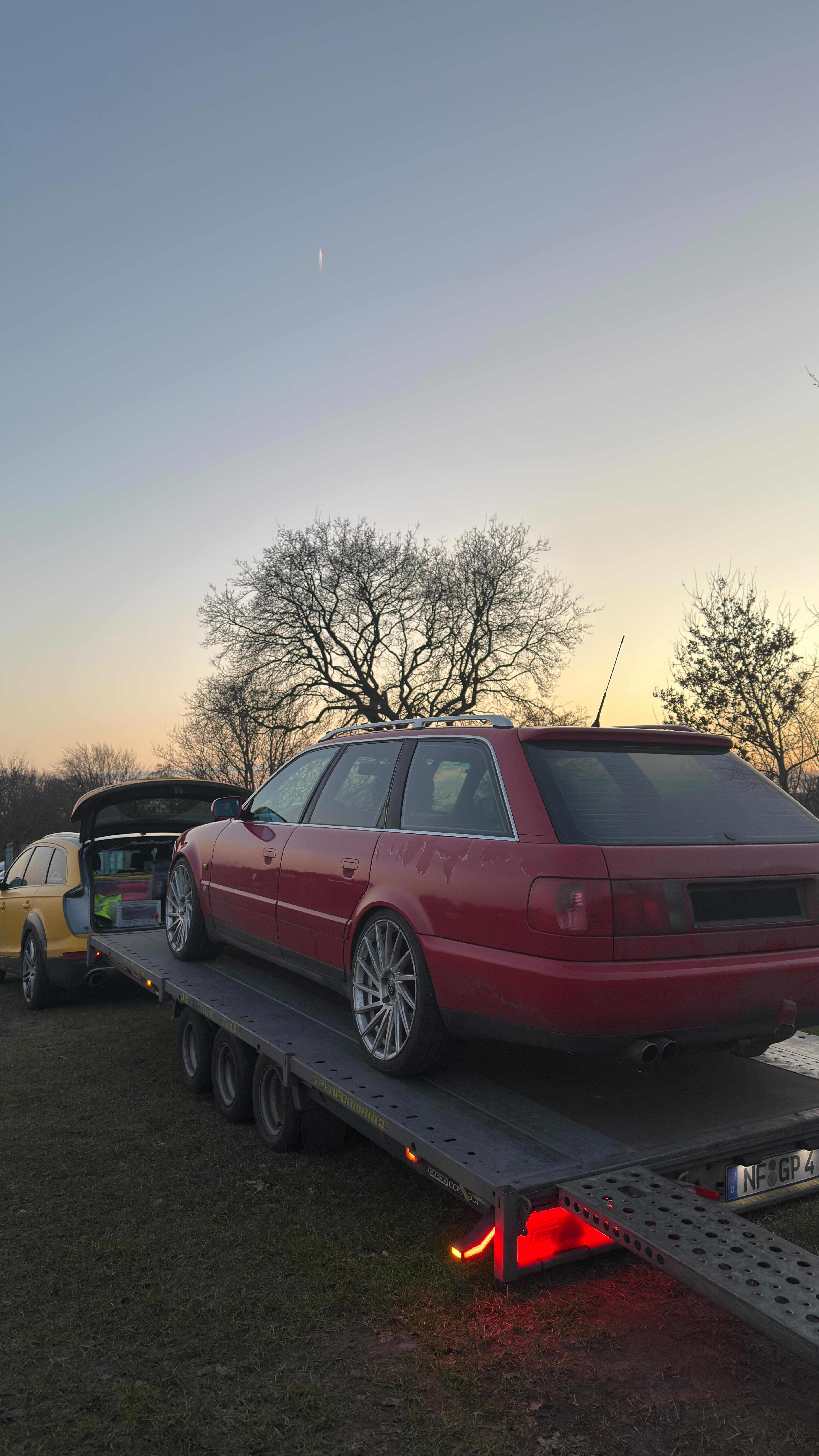 Ein letztes mal den #audi #audis6 #audis6c4 #audiquattro #quattro #v8 aufgeladen. Los ging es heute Nacht um 3 Uhr Richtung #polen. Treffen in #stettin. Verladen mit dem #brianjamestrailers cargo inklusive Kippfunktion kein Problem.
#19zoll #kawfahrwerkstechnik #bilstein #pipercrossairfilters #akmotorsport #bnpipes #kme