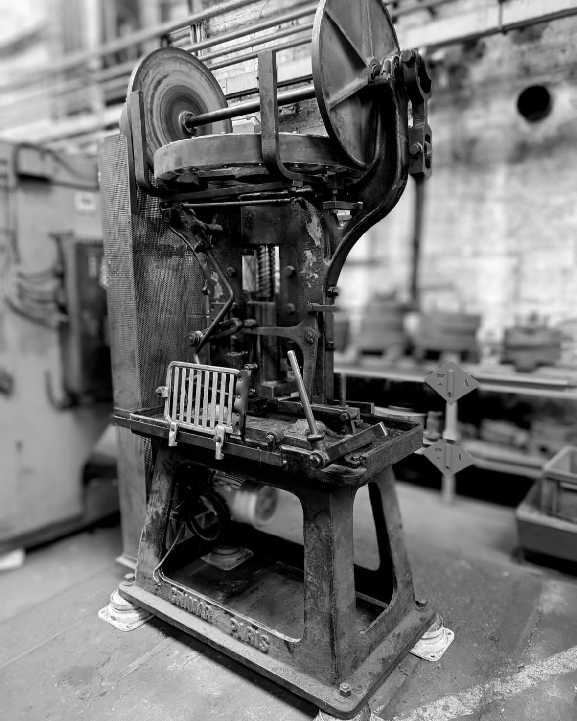 Maison Poursin : soulagement et fierté ! L’historique Grimar a trouvé une jolie place dans l’usine Poursin Industries en Normandie.
Les Latour, elles, un bel emplacement pour produire à plein régime ! ( capacité de 200.000 pièces/jour! )
À vos commandes!