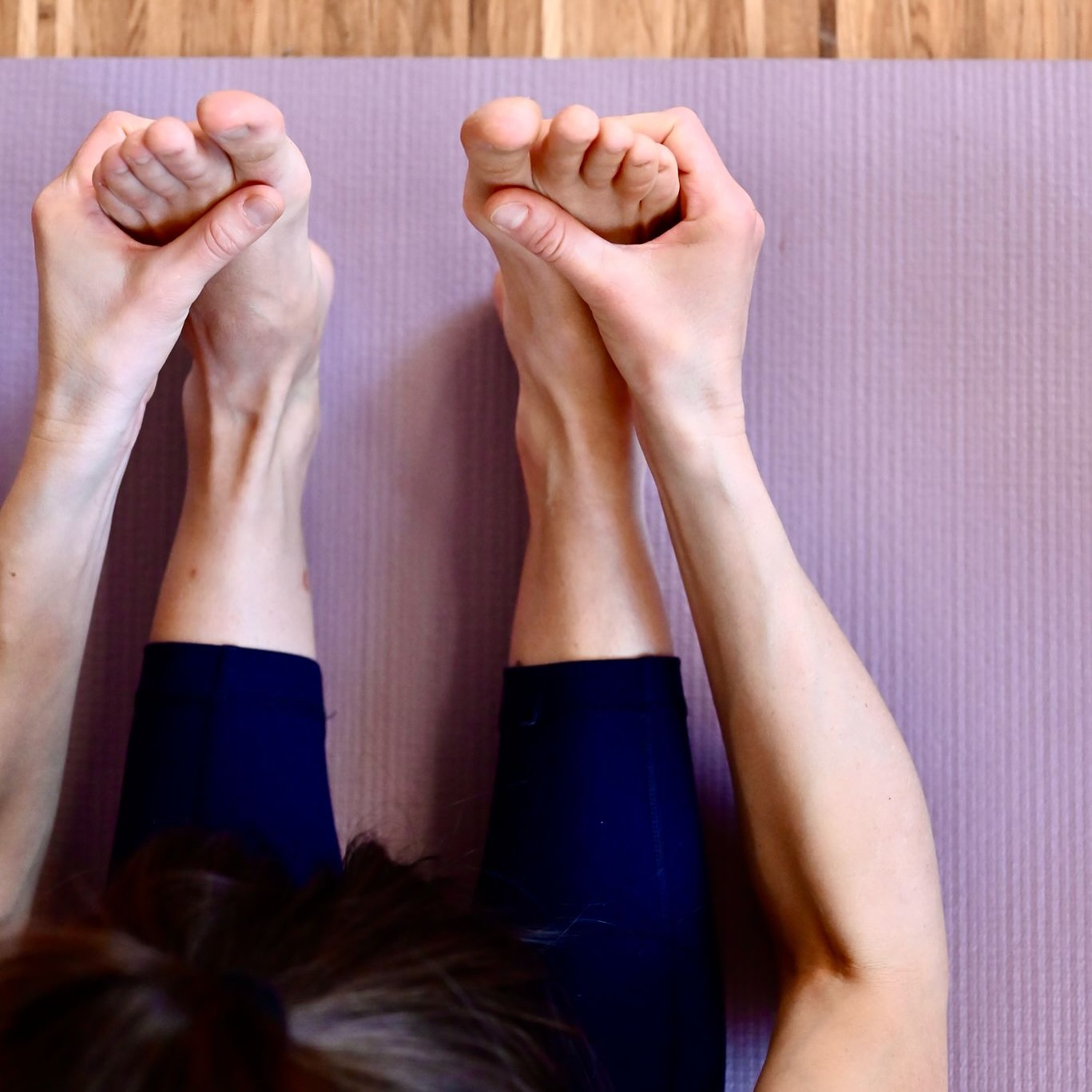 ABSOLUTE BEGINNER– Dein Einstieg in die Praxis
Du hast noch nie Yoga ausprobiert, möchtest aber anfangen?
Du möchtest Ashtanga Yoga von Grund auf erlernen? Dieser Kurs ist speziell für Absolute Beginner konzipiert und führt dich Schritt für Schritt in die Grundlagen dieser kraftvollen und dynamischen Yogapraxis ein.
Was dich erwartet:
✔ Einführung in die traditionelle Ashtanga-Methode
✔ Grundlagen der Atmung (Ujjayi) und Körperausrichtung
✔ Erste Sonnengrüße und einfache Asanas
✔ Individuelle Anleitung und sanfte taktile Begleitung
Dieser Kurs bietet dir die Möglichkeit, Ashtanga Yoga in einer unterstützenden und ruhigen Atmosphäre kennenzulernen – ohne Vorkenntnisse, ohne Druck, aber mit viel Aufmerksamkeit für deinen Körper und Atem.
Start: 28.4.25 -5x
Zeit: 16:30-17:45
Anmeldung: https://www.eversports.de/org/activity/b01c0ecd-0211-4f44-920b-a4941a77debe
Lass dich auf eine Praxis ein, die Körper und Geist nachhaltig stärkt. Ich freue mich auf dich.
~~~~~~~~~~~~~~~~~~~~~~~~~~~~~~~~
ASHTANGA YOGA AYI • THAI YOGA •
YOGA MIT HERZ UND VERSTAND
UNTERRICHT • LED • MYSORE STYLE
YOGA TEACHER AUSBILDUNGEN
RETREATS • WORKSHOPS • WÜRZBURG
~~~~~~~~~~~~~~~~~~~~~~~~~~~~~~~~
#YogaTherapie #GanzheitlicheGesundheit #NatürlichHeilen #yoga #KörperUndGeist #ashtangayoga #yogatherapieausbildung #yogadoc #ashtangayogainnovation #juliaduester #AshtangaYoga #Atembewusstsein #UjjayiBreath #YogaPhilosophie #pranayama
#YogaGrundlagen #VinyasaCount #YogaPhilosophie #TraditionellerYoga #YogaWeiterbildung #yogalernen #yogaanfänger #würzburgyoga #yogawürzburg