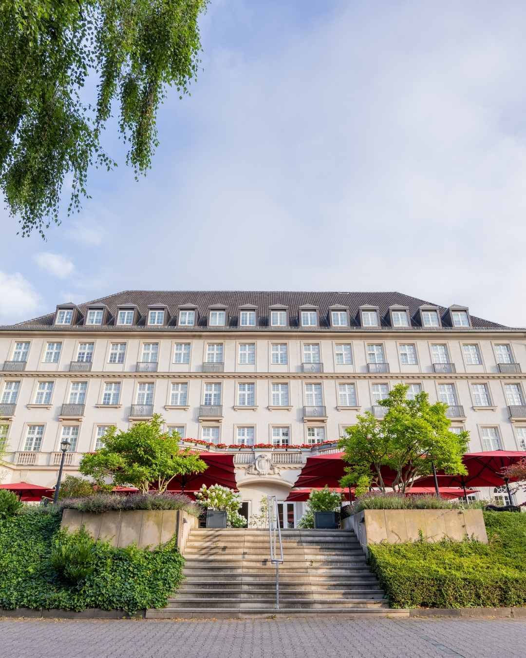 ????????? ?????????? ?????? – ??? ??? ??? ?????????? ?️✨
Auf der Suche nach einem besonderen Hotel in NRW? Einem Ort mit Geschichte, Eleganz und Stil? Das Parkhotel Quellenhof Aachen vereint klassische Architektur mit modernem Luxus – seit 1916 ein Wahrzeichen der Stadt. Welche Geschichte wird hier als Nächstes geschrieben? Deine?
? Your Stay. Your Story.
#GrandHotel #HistoricalLuxury #TimelessElegance #LuxuryWithHistory #QuellenhofAachen #OldWorldLuxury #HotelWithAStory #TraditionMeetsLuxury #ElegantEscape #VisitAachen #DiscoverAachen #AachenCity #LuxuryTravelGermany #EuropeanElegance #AristocraticLiving