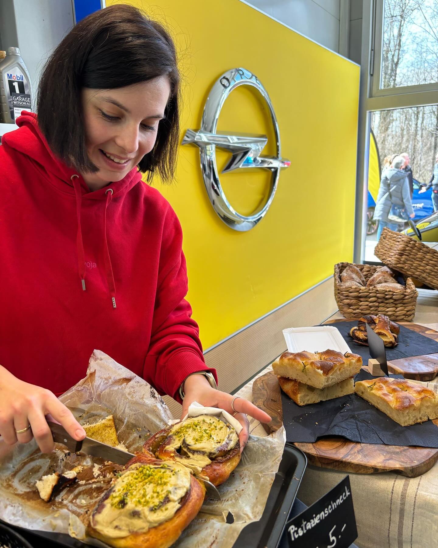 🎥 Tag 2 unseres Witschi Frühlings-Treffs! 🚗🌼 Was für ein Tag! Wir durften heute wieder zahlreiche Besucher begrüssen, spannende Gespräche führen und gemeinsam die neuesten Opel-Modelle entdecken. 💬✨ Ein grosses Dankeschön an alle, die vorbeigekommen sind – ob für eine Probefahrt, eine feine Bratwurst vom Grill oder einfach für einen gemütlichen Schwatz. 🌭☕ Wir freuen uns auf einen weiteren tollen Ausstellungstag und viele weitere Begegnungen! Kommt vorbei und erlebt den Opel-Frühling hautnah. 🚀🔥 📅 Noch bis Sonntag, 16 Uhr!
📍 Garage Witschi AG #WitschiFrühlingsTreff #OpelErleben #Danke #AutoFrühling #OpelLovers #Frühlingsgefühle #CarEvent #OpelFrontera #OpelGrandland #OpelMokka #Neuwagen #Probefahrt #Frühlingsaktion #GarageWitschi #OpelLife #OpelCommunity #EventHighlight #Hüpfburg #SexySauer #BratwurstLiebe