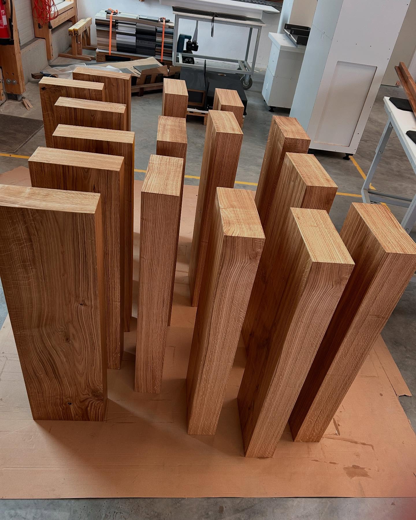 Schwebende Eleganz in der Fertigung! ✨
Hier entstehen freischwebende Stufen für eine Kragarmtreppe auf bauseitiger Stahlkonstruktion. Durch die Hohlkörperbauweise mit hochwertigem Eiche-Stabfurnier entsteht eine massive Optik – bei geringem Gewicht. Die klar geölte Oberfläche bringt die natürliche Schönheit der Eiche perfekt zur Geltung. ??
#kragarmtteppe #eiche #handwerk #interiordesign #schwebendestufen #lliebezumdetail #schreinerei #maßarbeit #natürlichschön