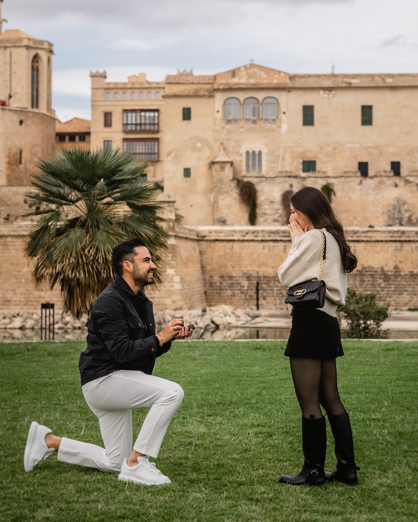 Una pedida de ensueño en Palma ✨
Cuando el amor se encuentra con la magia de la Catedral de Mallorca, el resultado es simplemente inolvidable. Esta increíble pedida de mano fue tan especial como el escenario que la rodeó: un “sí, quiero” frente a uno de los rincones más icónicos de la isla, seguido de un paseo por el corazón de Palma lleno de sonrisas, lágrimas de felicidad y momentos que ahora quedarán inmortalizados para siempre.
¿Te imaginas tu pedida en un lugar así de mágico? ¡Cuéntame tu idea y hagámosla realidad juntos!
? www.priscalagunaphotographer.com
#WeddingPhotographerMallorca #MallorcaPhotographer #PriscaLagunaPhotographer #MajorcaPhotographer #FotografoBodaMallorca #MallorcaWeddingDestination #MallorcaProposal