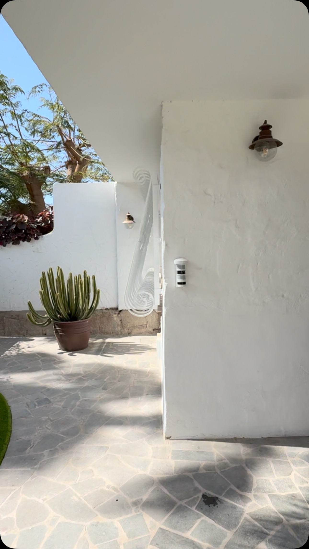 Un sueño, un deseo, un reto, una maravilla. Otro deseo cumplido bajo el cielo del trópico. #latituddevida #grancanaria #interiordesigninspiration #design #designdeinteriores #maravilla @dogar @atikaceramicas @vetalov_carpinteros @bontempi_casa @noctisletti @aromasdelcampo @hansgrohe @vicalhome