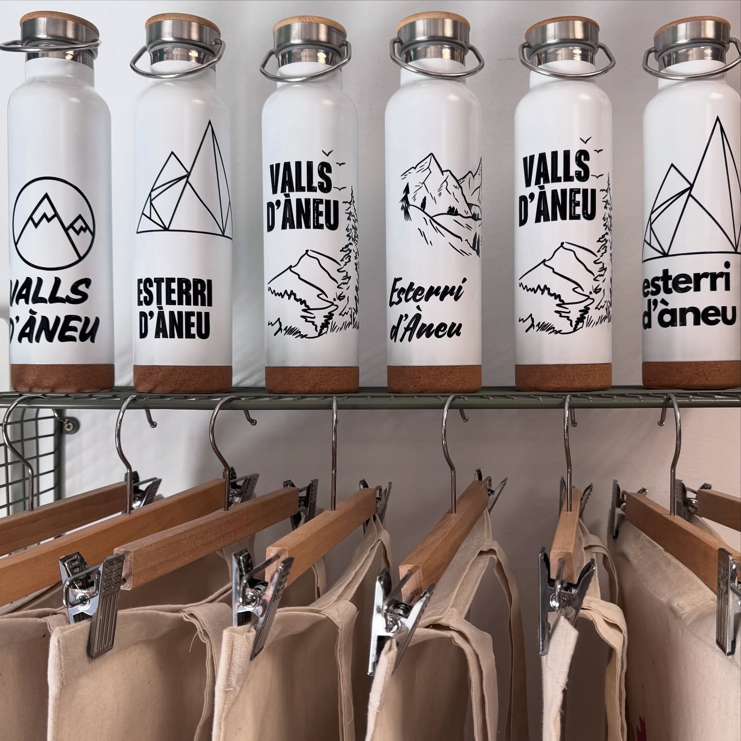 La de coses boniques que hi han al nou local ?
Tenir un espai de botiga ha permès posar-hi objectes de regal únics! ⭐️
Gadgets de les Valls d’Àneu i d’Esterri dissenyats i fets a casa ?
Només us ensenyo una petita part!
Veniu a veure la resta???
#pallarssobirà #pallarsjussà #altpirineuiaran #nautaran #valdaran #altàneu #esterridàneu #vallsdàneu #llavorsí #rialp #alins #baqueiraberet #espot #portainé #sort #lapobladesegur #tremp #gerridelasal #valldecardós #vallfarrera #salardú #vielha #tredos #arties #dissenygràfic #copisteria #impremta #serigrafia #retolació #merchandising