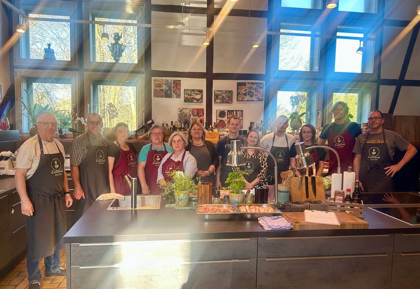 ?Das geschah letzte Woche in der Kochschule Sachsen?
Am Freitag wurde es feurig-lecker bei unserem Kochevent „Grill-Gaumenfreuden Deluxe“ mit Koch Jens (@fooddesign_by_jens_halbauer)! Die Gäste durften sich durch ein BBQ-Menü der Extraklasse schlemmen – direkt vom Rost und mit ganz viel Liebe zum Detail! ?
? 1. Gang: Chicken Drumsticks mit Honigbier-Glasur – außen knusprig, innen saftig
? 2. Gang: Pulled Duck auf Brioche mit gegrillten Chili-Pflaumen – zart, würzig, überraschend
? 3. Gang: Gegartes Roastbeef mit Chimichurri und gegrillten Süßkartoffeln - BBQ-Perfektion pur
? 4. Gang: Marinierte Ananas vom Grill mit Vanilleeis und Minze – ein fruchtig-frisches Finale
Ein unvergesslicher Abend voller Aromen, Grillduft und guter Stimmung – danke an alle, die dabei waren! ?
Am Samstag wurde es dann feierlich & mediterran:
Anlässlich einer Silberhochzeit veranstalteten wir ein privates Kochevent mit Koch Florian (@bra_smak_le) – ganz im Zeichen der sizilianischen Küche! ?
?? 1. Gang: Kürbis mit Ziegenkäse und Kaffee – eine überraschende Geschmackskomposition
? 2. Gang: Arancini mit Zitrone und Dattel – klassische Kreation neu gedacht
? 3. Gang: Wolfsbarsch auf Ravioli mit Wildkräutern – frisch, aromatisch, auf den Punkt
? 4. Gang: Cannoli Siciliani – der perfekte Abschluss
Ein Abend voller Genuss, Emotionen und kulinarischer Erinnerungen – wir sagen Grazie & Auguri!
Swipe durch unsere Bildergalerie für die Highlights des Wochenendes & sag uns: Welches Menü spricht dich mehr an – BBQ oder Bella Italia?
?? www.kochschule-sachsen.de
☎️ 0174 / 2894035
✉️ verkauf@kochschule-sachsen.de
#kochschulesachsen #grillabend #grillkurs #kochschule #denkmalhofschlagwitz #schlagwitzschmeckt #waldenburg #tourismus #liebezumkochen #genuss #genussmomente #genussmensch #kochenunteranleitung #rezeptideen #tourismussachsen #sachsen #kochevent #cooking #sizilien #foodblogger #foodporn #gutesessen #kochenmachtglücklich #kochenlernen #kochkurs #sizilianischeküche #privateskochevent #silberhochzeit #kochkurs #flavourjourney