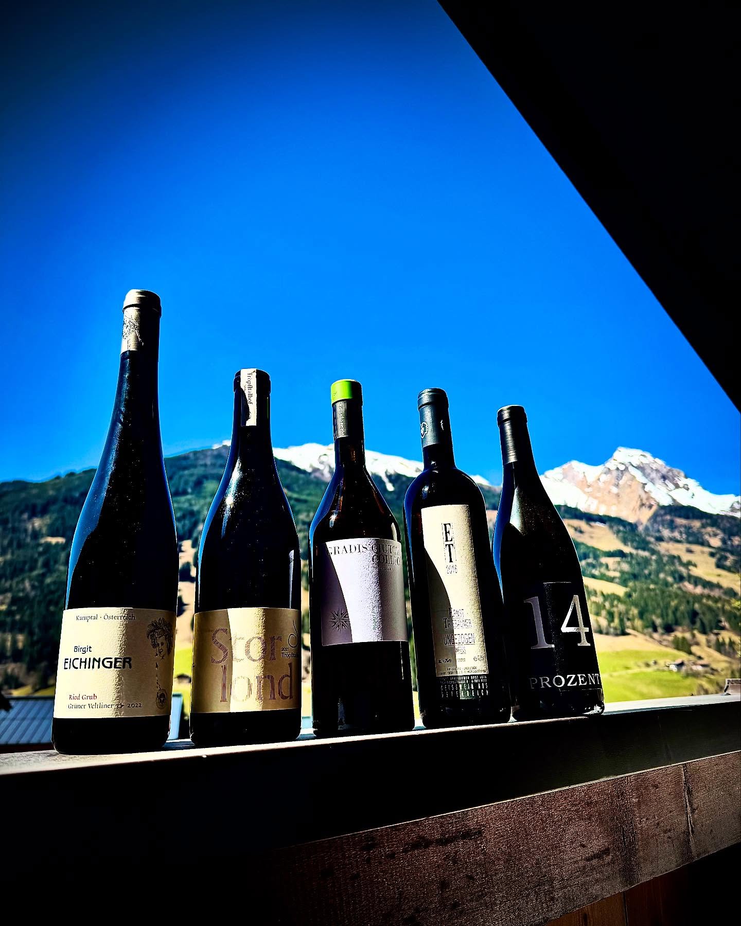 Spitzenweine für unsere prima Gäste. Zum Ankommen erstmal ein Flascherl auf Haus. That’s the way we roll. #Gastfreundschaft #chaletfranzi #birgiteichinger #tröpfeltalhof #robertprincic #ernsttriebaumer #salzlwein #malvasia #grünerveltliner #chardonnay #weinkultur