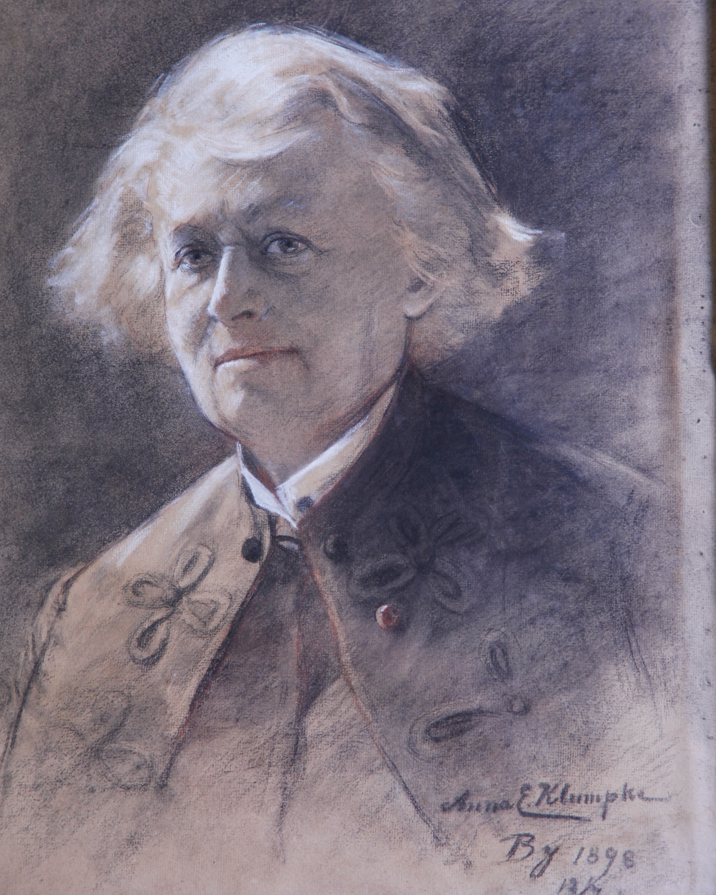 Portrait de Rosa Bonheur par Anna Klumpke, fait à By, le 12 juillet 1898.
Il s’agit d’une des toutes premières séances de pose que Rosa Bonheur accorde à la portraitiste Anna Klumpke.
Vous pouvez apercevoir sur la veste de l’artiste le bouton rouge, hommage à sa Légion d’honneur que lui avait remise l’Impératrice Eugénie, en 1865.
Rosa Bonheur est la première femme artiste à recevoir la Légion d’honneur, et c’est la première fois qu’une femme remet cette distinction.
Alors que Rosa Bonheur pose pour Anna, elle lui dit qu’elle veut absolument que ce bouton rouge figure sur son portrait, en symbole de reconnaissance à ce geste hautement symbolique.
#rosabonheur #chateaurosabonheur #annaklumpke #legiondhonneur #femmeartiste #portrait #musee #art