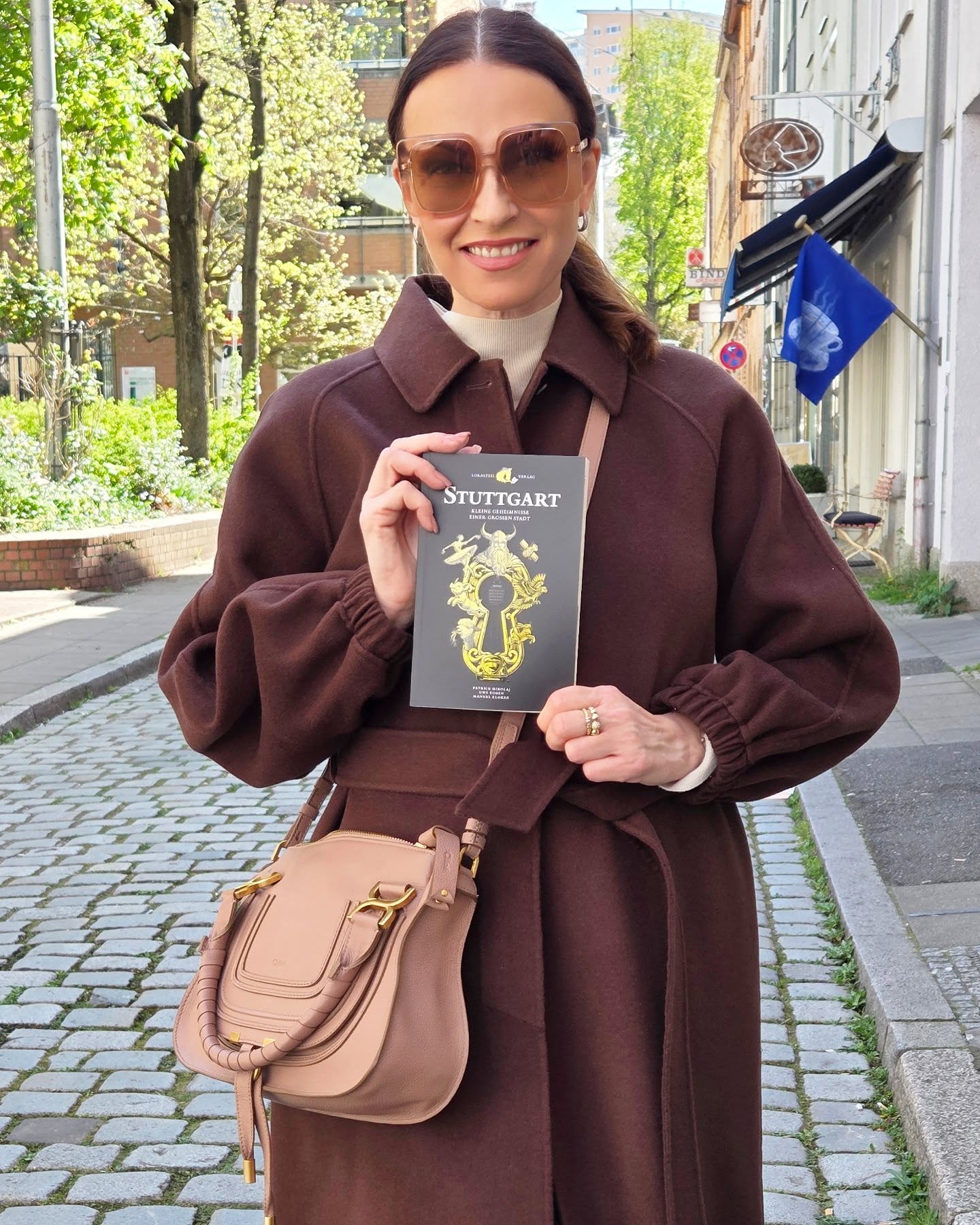 Mein perfektes Ostergeschenk habe ich heute ergattert ? ? ? und zwar mit persönlicher Widmung ?
STUTTGART - kleine Geheimnisse einer großen Stadt ? (Lokalteil Verlag)
von @uwebogen , @patrick_usw_ und Manuel Kloker
@stuttgartalbum
Happy Easter ???
#stuttgart #Buch #uwebogen #patrickmikolay #manuelkloker #Autor #insta #instapicture #bookaholic #bookreader #bookdragon #instagood