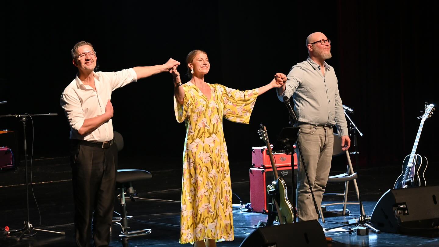 Drei super schöne Shows in Xiamen, Guangzhou & Peking. Drei Städte, drei verschiedene Vibes – und überall so viel Wärme und liebevolle Energie.
Danke an jede einzelne Person, die da war, mitgesungen, mitgefühlt und mitgeholfen hat!
Ein großes Dankeschön auch an Zihao Zhang für die tollen Fotos – und an @nangexu , Binbing & Dung für euren unglaublichen Support! ?
Three super beautiful shows in Xiamen, Guangzhou & Beijing. Three cities, three different vibes – but so much warmth and loving energy everywhere.
Thank you to every single person who came, sang along, felt with me and helped make it all happen!
Huge thanks to Zihao Zhang for the amazing photos – and to @nangexu, Binbing & Dung for your incredible support!
#ChinaTour #Xiamen #Guangzhou #Beijing #LiveMusic #TourLife #Grateful #MusicConnects #SingerSongwriter #liveinchina