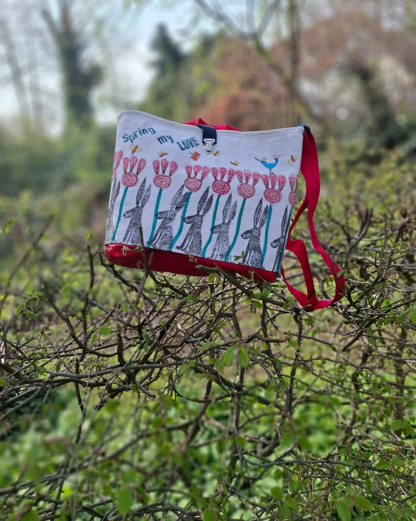 FRÜHLING!!!! Und auch noch Wochenend und Ferien und Ostern auch noch 😁
Und ich hab eine neue Brille!
Habt es einfach schön und freut euch über die Natur.
#frischgenähtes
#upcyclingtasche #leinen #sofaleder #linoldruck #Stickzeichnung #frühling #springvibes #thinkpositive #hasenliebe #ostergeschenk #sonnenschein #neuebrille
