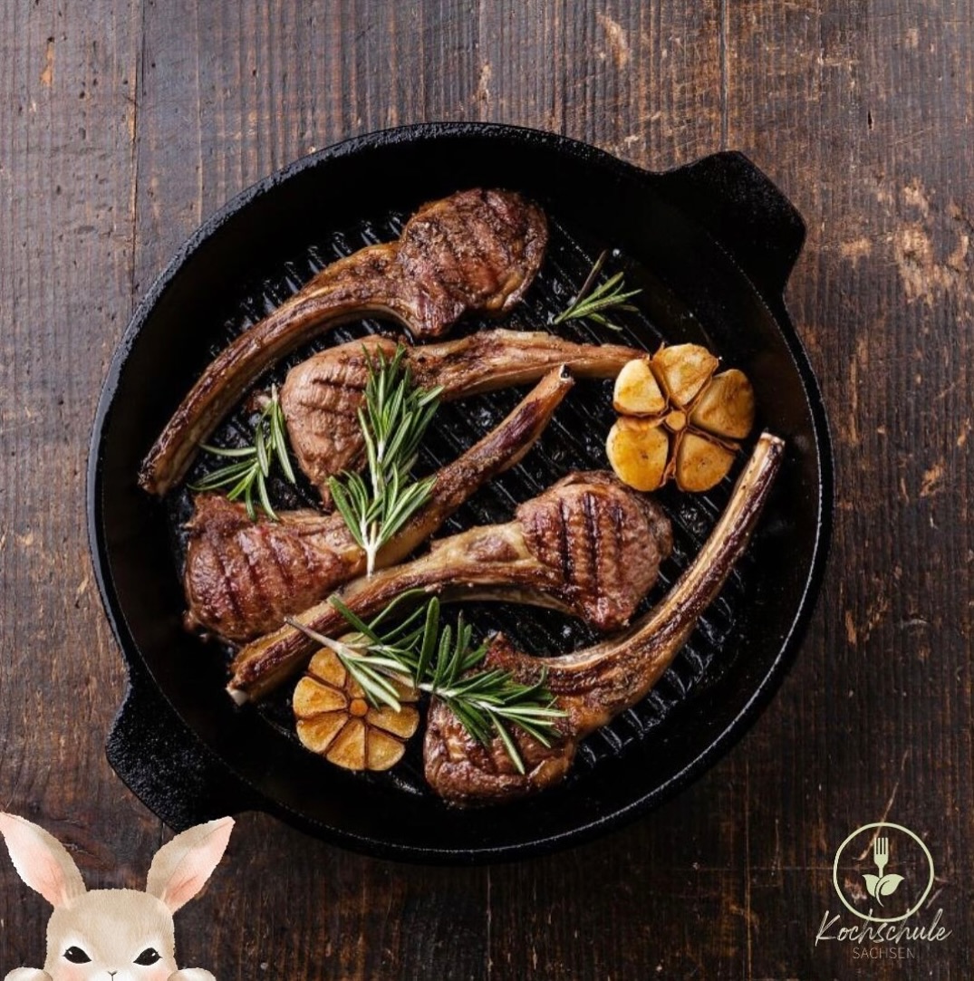 ❗️LÖFFEL PARAT FÜR UNSER OSTER-SPECIAL❗️
Für alle Feinschmecker und Osterfans:
In unserem saisonalen Kochkurs „Lamm & Zicklein“ dreht sich alles um zartes Fleisch, frische Kräuter und feine Aromen – perfekt fürs Osterfest! ???
Am Karfreitag, den 18.04.2025 – 16:00 Uhr sind noch Plätze frei. Ein gemeinsamer Kochkurs lässt sich auch prima als Einstimmung auf Ostern verschenken! Also nichts wie ran an die Kochlöffel und schnell buchen! ???
Wir freuen uns auf einen genussvollen Abend mit Euch in österlicher Stimmung! ?
Tickets unter:
?? www.kochschule-sachsen.de
☎️ Tel. 0174 / 2894035
✉️ verkauf@kochschule-sachsen.de
#kochschule #kochschulesachsen
#denkmalhofschlagwitz #schlagwitzschmeckt #waldenburg #tourismus #tourismussachsen #liebezumkochen #genussmomente #genussmensch #kochenunteranleitung #rezeptideen #profikoch #kochevent #cooking #cookstagram #foodblogger #foodporn #foodie #gutesessen #kochenmachtglücklich #kochenlernen #kochkurs