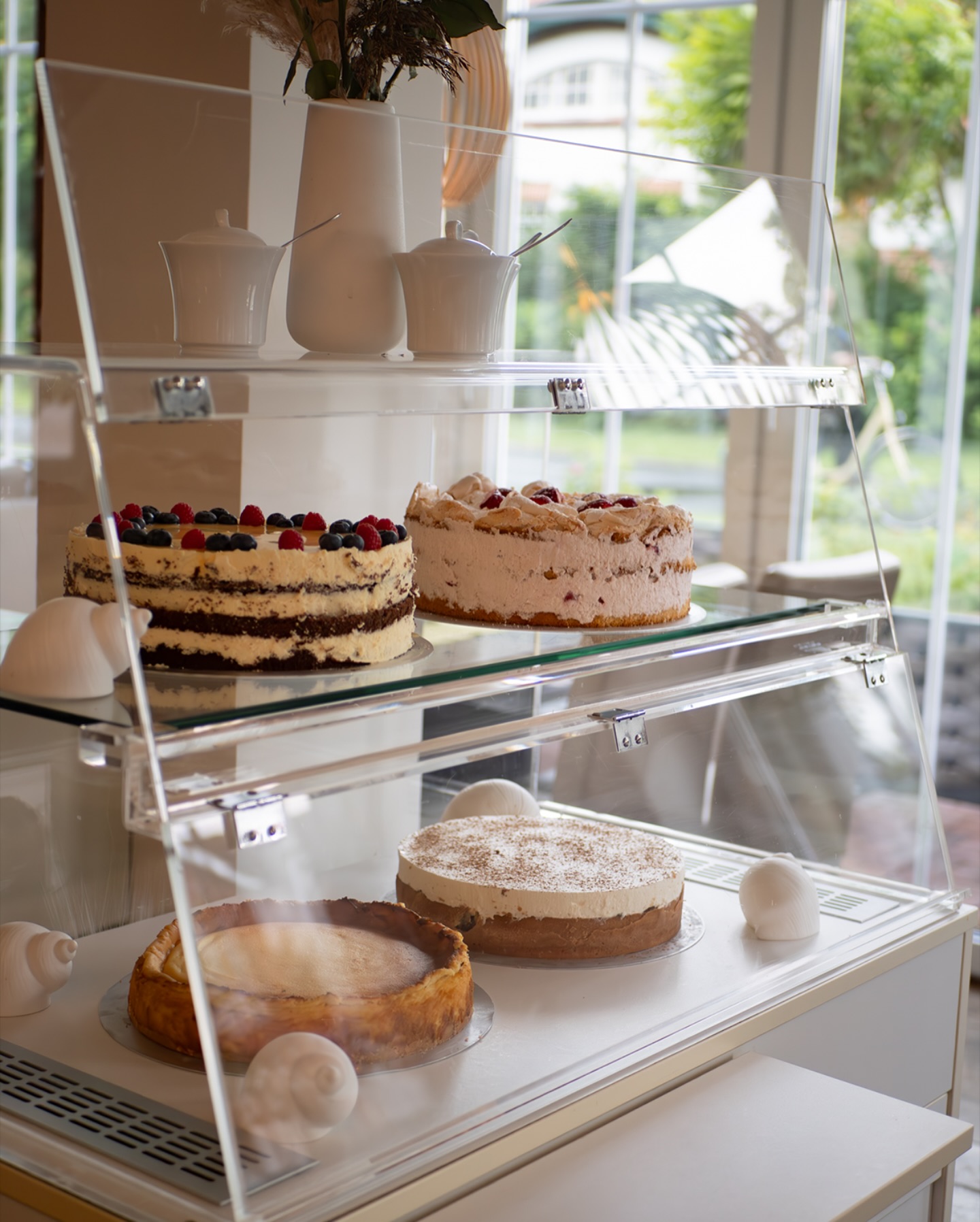 Manche Glücksmomente duften nach frisch gebackenem Kuchen. ?
Bei uns wird noch selbst gebacken – jeden Tag, mit viel Liebe und ein bisschen Meeresluft im Rezept.
Ob nach dem Strandspaziergang oder einfach nur so: Ein Stück Kuchen geht immer. ?
#langeoog #logierhus_langeoog #hotellangeoog #frischerkuchenlangeoog #kaffeeundkuchenlangeoog