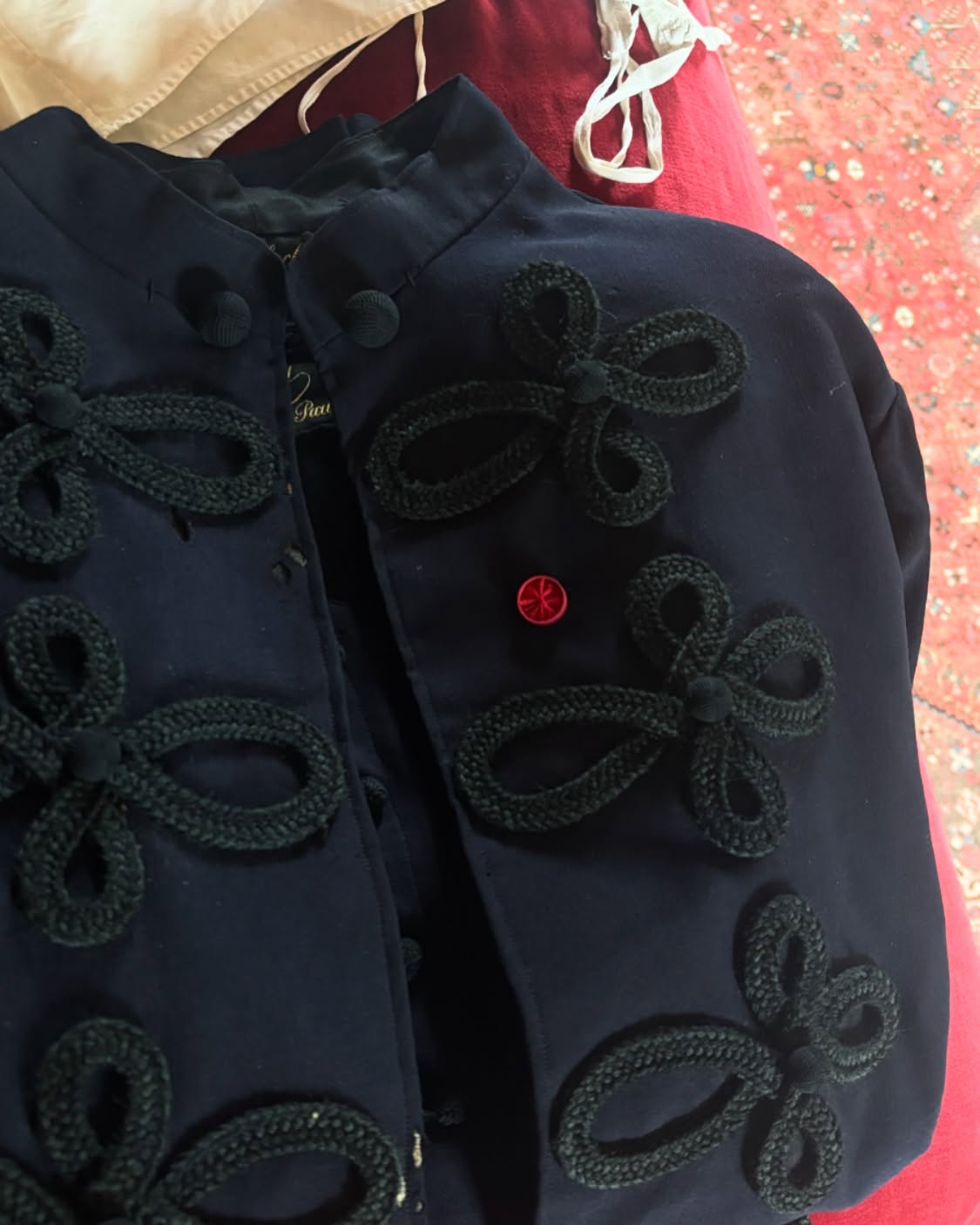 Dans l’armoire de Rosa Bonheur, sa veste, avec la fameuse rosette rouge de la Légion d’honneur…
La grande Rosa est la première femme artiste à recevoir la Légion d’honneur. Hautement symbolique, c’est Sa Majesté l’Impératrice qui la lui remet en 1865, dans son atelier. En lui épinglant sa médaille, elle lui dit : « Je voulais prouver au monde entier qu’à mes yeux, le génie n’a pas de sexe. »
#rosabonheur #chateaurosabonheur #museerosabonheur #legiondhonneur