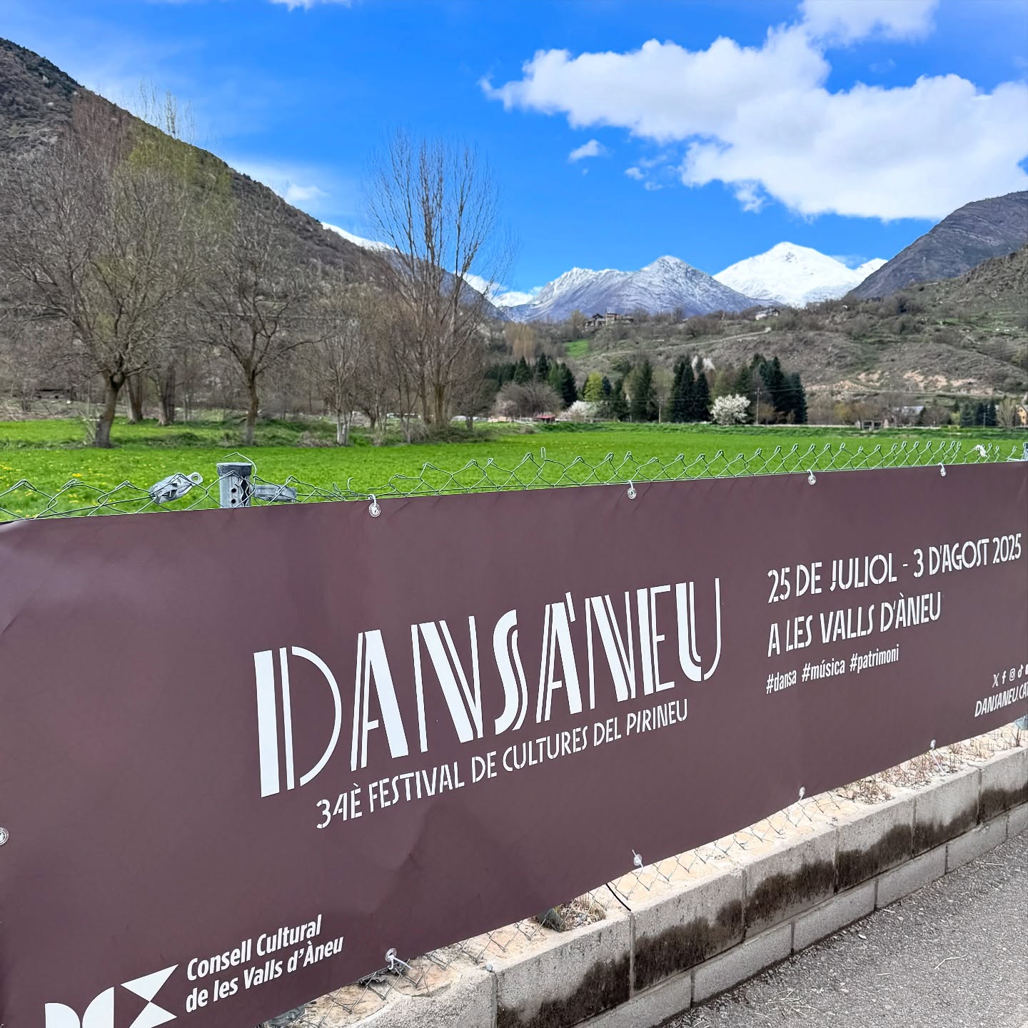 Ja estan impreses les lones del @dansaneu !
És genial col·laborar amb projectes com aquest, que donen vida al territori i aposten per la cultura!
Del 25 de juliol al 3 d’agost, torna el Festival de Cultures del Pirineu!
Música, dansa i patrimoni ompliran de vida les Valls d’Àneu en un entorn espectacular.
#dansàneu #música #dansa #patrimoni #vallsdàneu #pirineu #impressió #lonespublicitàries #granformat #publicitatvisual #impressiódigital