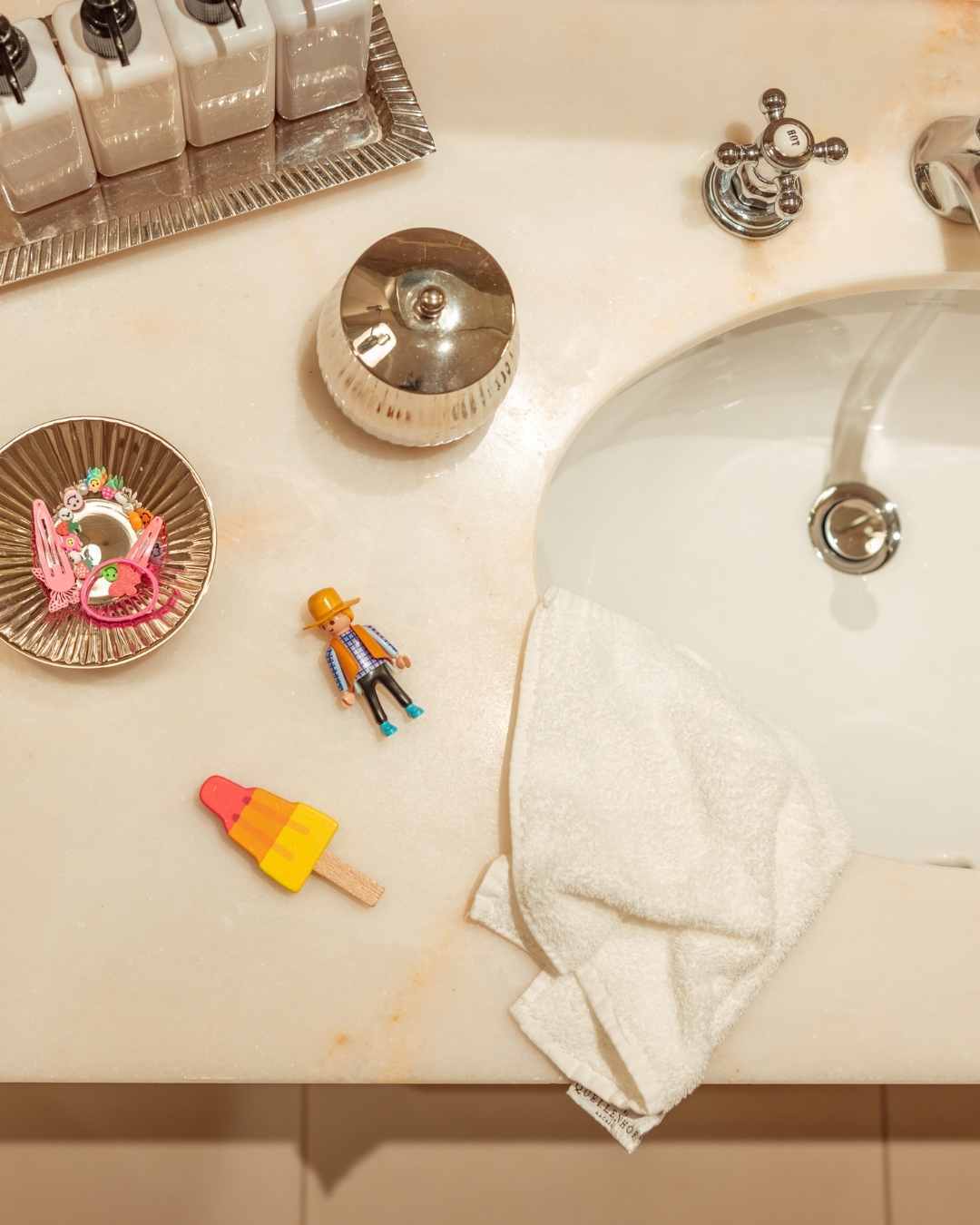 ? Familienfreundliche Suiten gesucht?
Unsere geräumigen Suiten mit Verbindungstür sorgen für gemeinsame Erlebnisse und entspannte Nächte. Wie wäre es?
#KurzurlaubNRW #WellnessNRW #GrandHotel #Aachen #Familienzeit #ReisenMitKindern #Erholung #Genussreise #LuxusHotel #Reiseziele #AachenTourismus #MeTime #Wellnessurlaub #EntspannungPur #Wochenendtrip