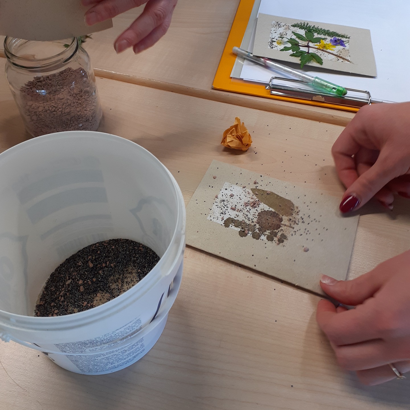 Mehr Natur für Kinderorte –
1. Fortbildung ein voller Erfolg!
15 Erzieher:innen, Lehrer:innen und Natur- und Umweltbildner:innen besuchten am 2. April die erste Fortbildung aus dem Programm Mehr Natur für Kinderorte in diesem Jahr.
Es wurde BNE konkret und zwar alles rund um Methoden und Materialien zum Thema Natur im Laufe der Jahreszeiten. Nach einer methodischen Einführung und zwei lustigen Gruppenbildungs-Spielen ging es hinaus in die Natur und allerhand natürliche Materialien von Blüten und Blättern wurden entdeckt und gesammelt. ?
Denn diese brauchten wir ja noch und für was seht ihr auf den Bildern:
Entstanden sind besondere Blütendrucke auf Aquarellpapier, frühlingshafte Streukarten und lustige Baumscheiben-Gesichter. ?
#bakbneregionalzentrum #bne #mehrnaturfürkinderorte #bnenrw #umweltbildung