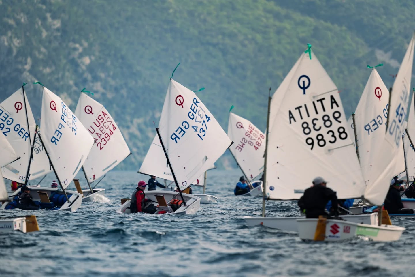 Wir waren über Ostern für ein Trainingslager und anschließende Regatta am Gardasee. Trotz wechselhafem Wetter haben viel gelernt, erlebt und vor allem Spaß gehabt. Besonders beeindruckend war die Anzahl an Teilnehmern aus verschiedensten Ländern.
Trank you @fragliavelariva for the great event.