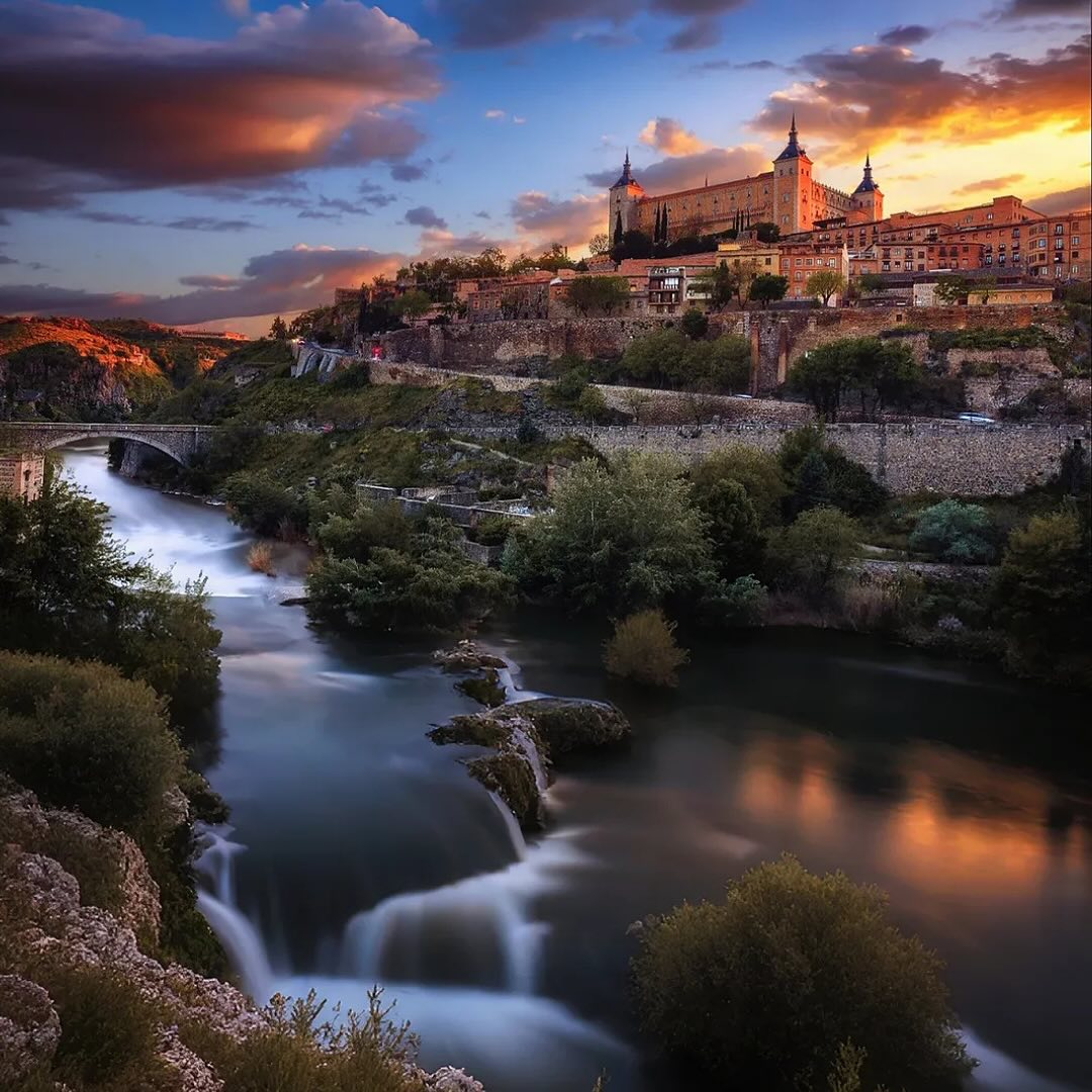 📷 En cette veille de week-end prolongé, on vous partage cette superbe photo signée @miguelpedrazacoque !
Grace à la pose longue et l’utilisation d un filtre ND1000, il a réussi à créer un magnifique filé d eau au premier plan qui apporte du dynamisme à la scène m, tout en renforçant l’atmosphère dramatique du ciel au-dessus de la ville. Un bel équilibre entre mouvement et ambiance !
⛅️ La météo s’annonce plutôt changeante un peu partout en France ces prochains jours…et si c’était justement l’occasion parfaite pour tester ce genre de type de vue ?
Sortez les trépieds et les filtres ND… et montrez nous ce que vous capturez ce week-end sur #teamkase
📍Tolède, Espagne
📸 Nikon D7100
🎛️ f/11 • 17mm • 100ISO • 75s
🪟 ND1000
—
#teamkase #kasefiltersfrance #kasefiltersglobal #kasefilters #kaseglobal #ndfilter #filtrend1000 #longexposure #landscapephotography