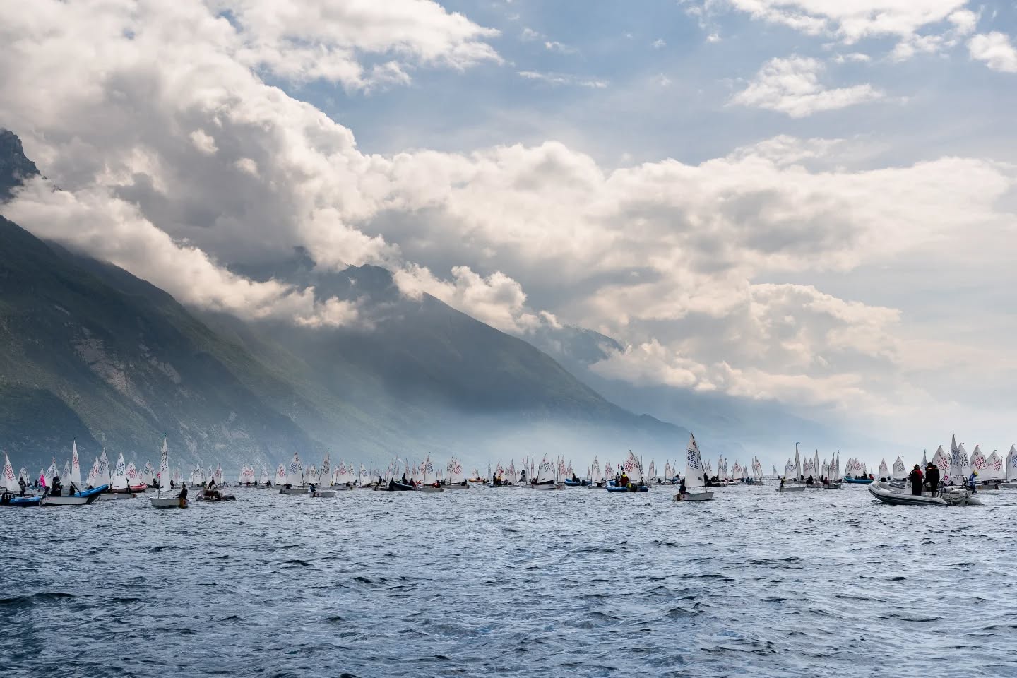Wir waren über Ostern für ein Trainingslager und anschließende Regatta am Gardasee. Trotz wechselhafem Wetter haben viel gelernt, erlebt und vor allem Spaß gehabt. Besonders beeindruckend war die Anzahl an Teilnehmern aus verschiedensten Ländern.
Trank you @fragliavelariva for the great event.