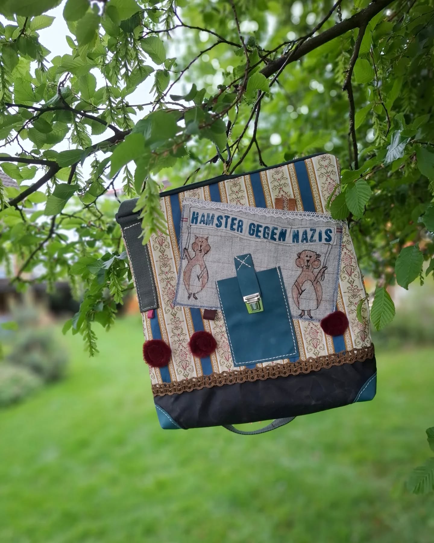 Juppheidi! TASCHEN-MITTWOCH
Uiii, es gibt viel zu sehen!
Bin sooooo gespannt wie ihr sie findet.
Habt einen hellen Tag!
In den nächsten Tagen stelle ich euch die ein oder andere Tasche noch genauer vor. So mit Rückseite und Innenleben etc.
#frischgenähtes #upcycling #unikat #upcyclingtasche
#statement #thinkpositivebepositive #zuversicht #humorhilft #detailssindtoll #patchwork #linoldruck #omasgegenrechts #hannoverliebe