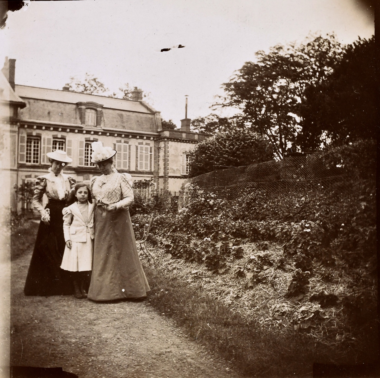 Sur cette photo, Julia, Augusta et la jeune Yvonne Klumpke.
En 1899, Rosa Bonheur lègue son domaine et tout ce qu’il contient à Anna Klumpke, portraitiste de grand talent et fille spirituelle de l’artiste animalière.
En lui donnant ce patrimoine unique, elle lui donne la mission de le protéger et de passer sa mémoire à la postérité. Une mission colossale, mais Rosa avait une confiance absolue en Anna Klumpke qu’elle savait honnête, intelligente et sensible.
Alors, Anna et ses sœurs s’installent dans « Le Domaine de la Parfaite Amitié », ainsi nommé par Rosa Bonheur.
Elles ont protégé ce lieu, laissant l’atelier intact, mais ont également vécu ici.
Aujourd’hui, l’héritage de Rosa se mêle à celui des Klumpke, femmes exceptionnelles. Dorothea Klumpke, astronome. Augusta Déjerine-Klumpke, neurologue. Julia Klumpke, compositrice et cheffe d’orchestre….
#rosabonheur #klumpke #soeursklumpke #klumpkesisters #matrimoine #heritage #patrimoine #feminisme #matrimoine #sororite #science #womeninart #juliaklumpke #augustaklumpke #annaklumpke