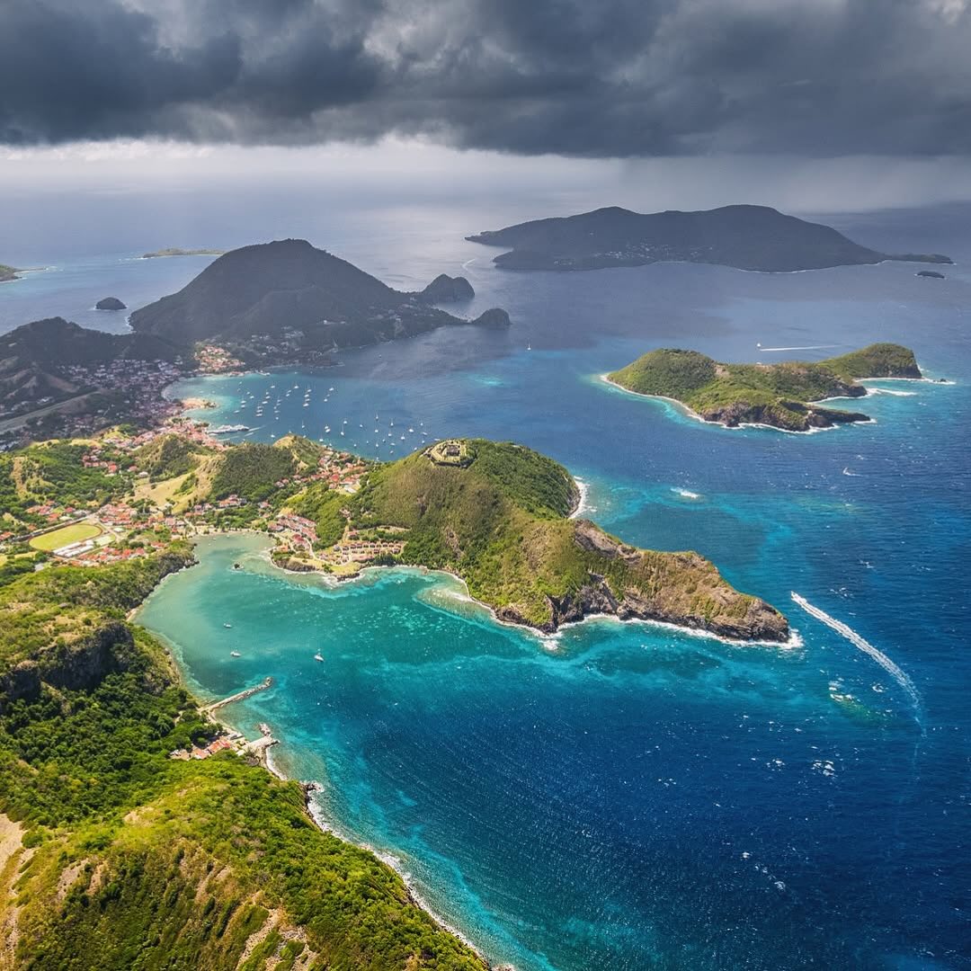 Aujourd’hui on retrouve notre ambassadeur @clement_v dans le ciel guadeloupéen.
Pour cette prise de vue il a utilisé notre filtre CPL
🌊 Pourquoi utiliser un tel filtre ?
Sur cette photo aérienne, le filtre polarisant révèle tout ce que l’œil ne voit pas toujours.
✅ Reflets supprimés sur l’eau : les fonds marins et les dégradés apparaissent nettement.
✅ Couleurs plus denses : verts, bleus et contrastes naturels renforcés sans retouche.
✅ Horizon plus net : la brume est atténuée, les reliefs ressortent.
Un accessoire simple pour un rendu pro, que ce soit en drone ou au sol.
Essentiel pour les paysages, les scènes marines et les lumières difficiles.
Avez-vous testé nos filtres CPL ?
📍Les Saintes - Guadeloupe
📷 Canon R5 + RF 15-35 mm
🎛️ f/10 • 800 ISO • 1/640 s
🪟 CPL Kase
—
#teamkase #kasefilters #kasefiltersglobal #kasefiltersfrance #filtrecpl #aerialphotos #aerialphotoshoot