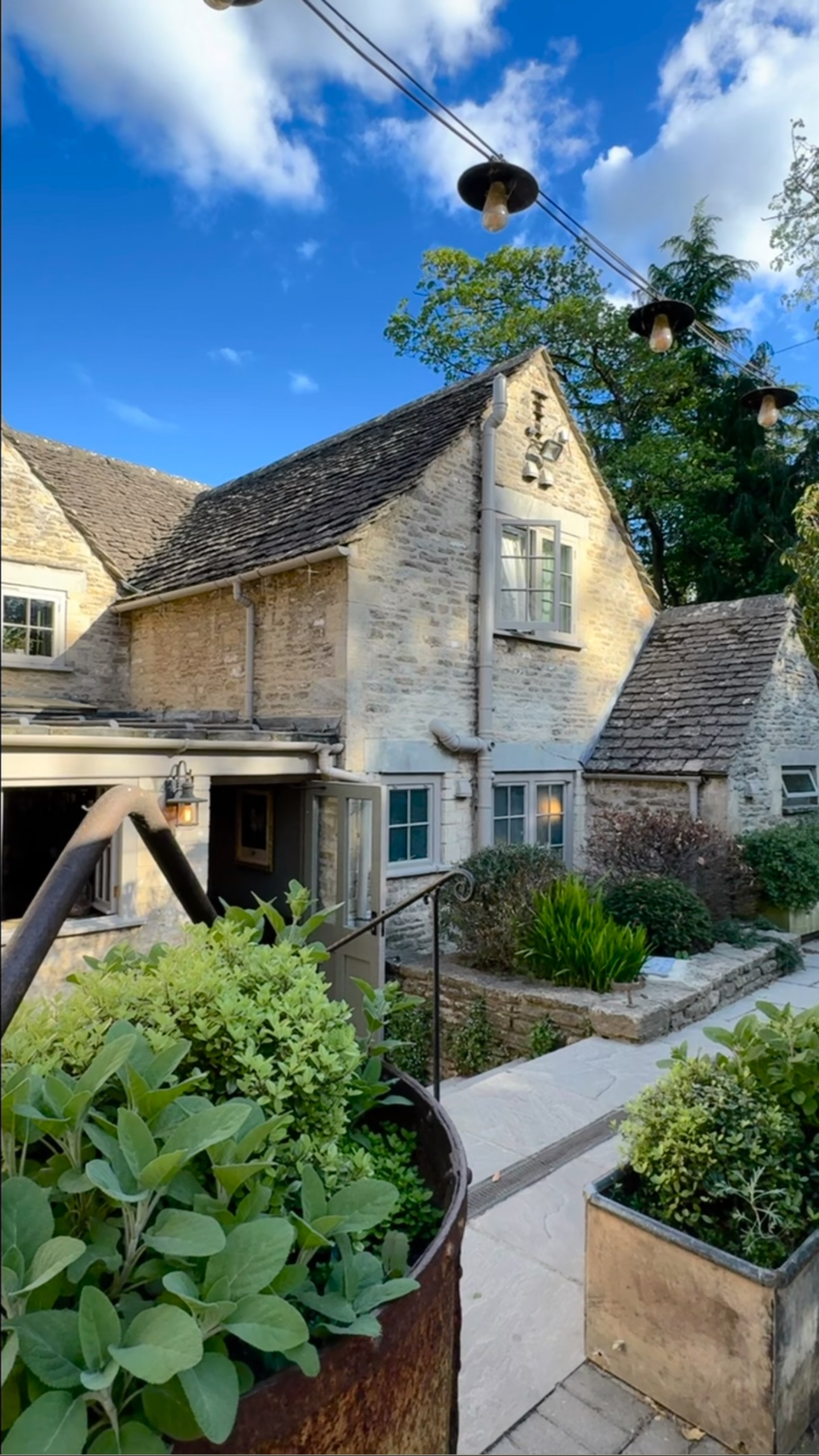 In #barnsley in den #cotswolds haben wir ein ganz tolles Pub entdeckt, so dass wir während unserer vier Tage dort zwei Mal zu Abend essen waren. Das Ambiente hat uns so gut gefallen, sogar das Bad musste ich mal fotografieren.
Sehr kleine, aber feine Karte und ausgesprochen hochwertige Zutaten.
#england #großbritannien #werbungunbezahlt #werbungunbeauftragt #cirencester #gloucestershire