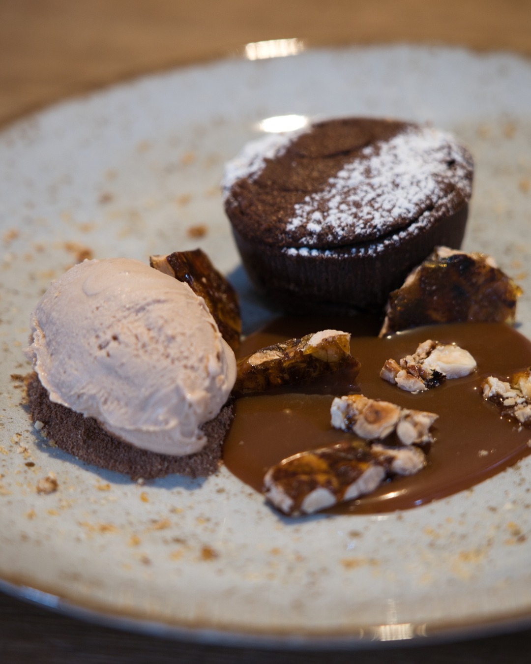 Un cœur coulant au chocolat intense, une glace onctueuse et du praliné croquant… Ce dessert est une vraie caresse pour les papilles ! Entre douceur et contraste de textures, il fera fondre les amateurs de chocolat. ?
Un plaisir réconfortant, à savourer sans modération !
? Qui veut succomber à cette tentation chocolatée ? ?