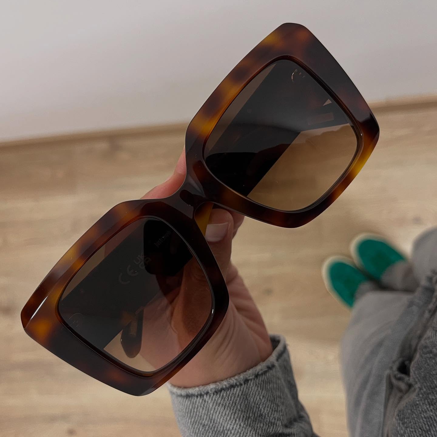 ¿Qué estilo va más con vos en una tarde de terraza al sol?
El sol brilla ☀️, el café está servido ☕… pero lo que marca la diferencia son tus lentes ?️.
A) Elegancia clásica con marcos oscuros ⚫
B) Toque moderno con colores y diseños atrevidos ?
Comentá con A o B y contanos por qué elegirías ese estilo ✍️
¡Queremos saber cuál es tu look ideal para disfrutar al sol!
#EstiloALaVista #GafasDeSol ? #ÓpticaModerna #SolYEstilo #LentesConActitud